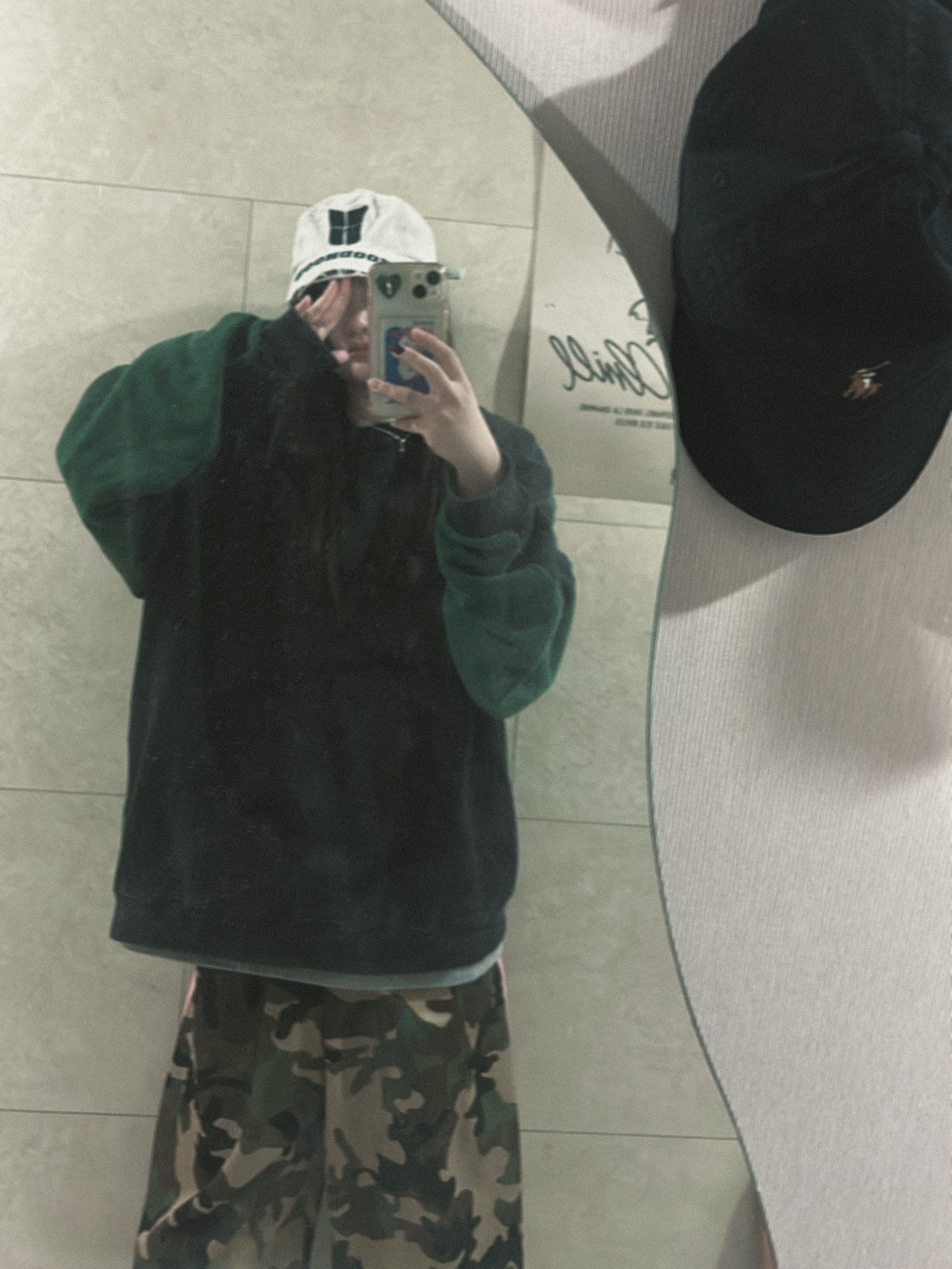 Kapital 2 Tone Big Fleece Sweatshirt Black Green 착용 스타일 - 1