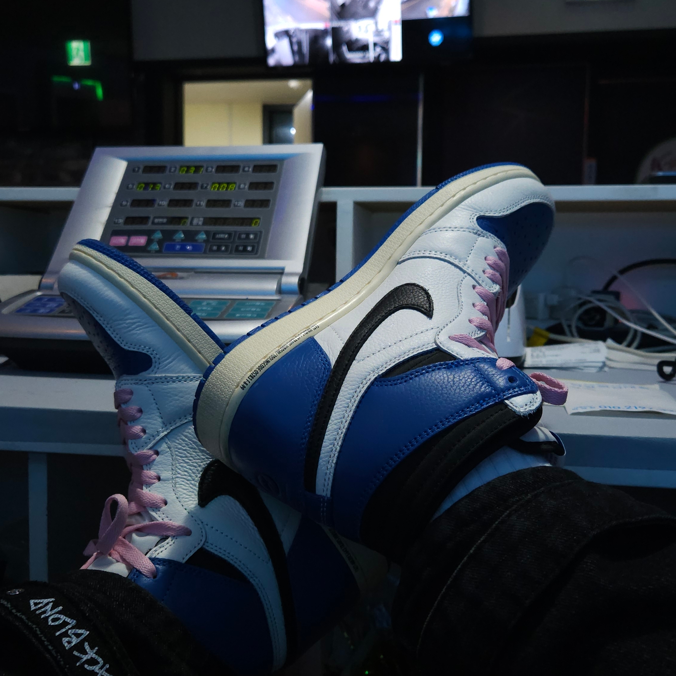 Jordan 1 x Travis Scott x Fragment Retro High OG SP Military Blue 착용 스타일 - 2