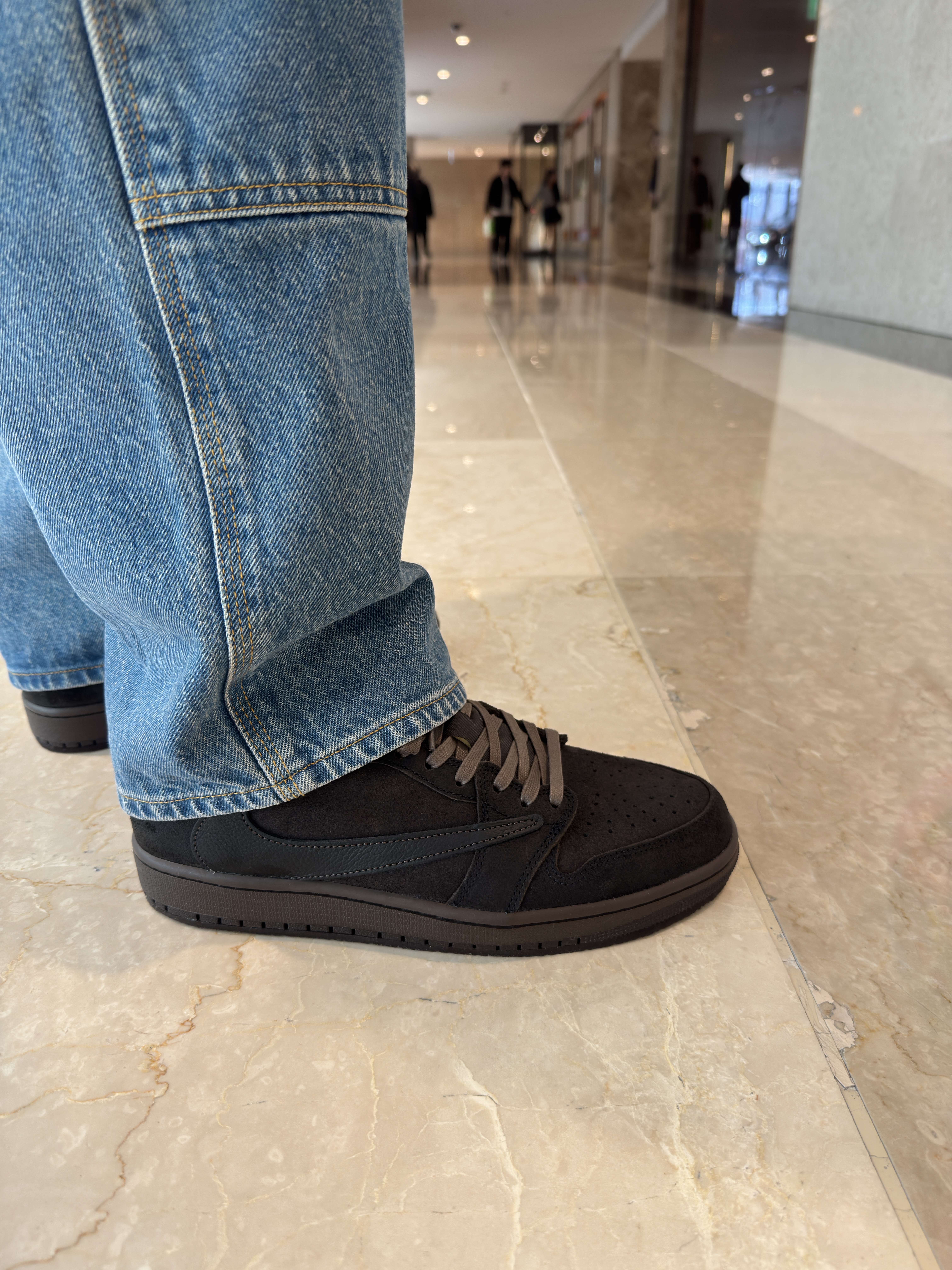 Supreme Double Knee Painter Pant Washed Indigo - 24SS, Jordan 1 x Travis Scott Retro Low OG SP Velvet Brown and Dark Mocha 착용 스타일