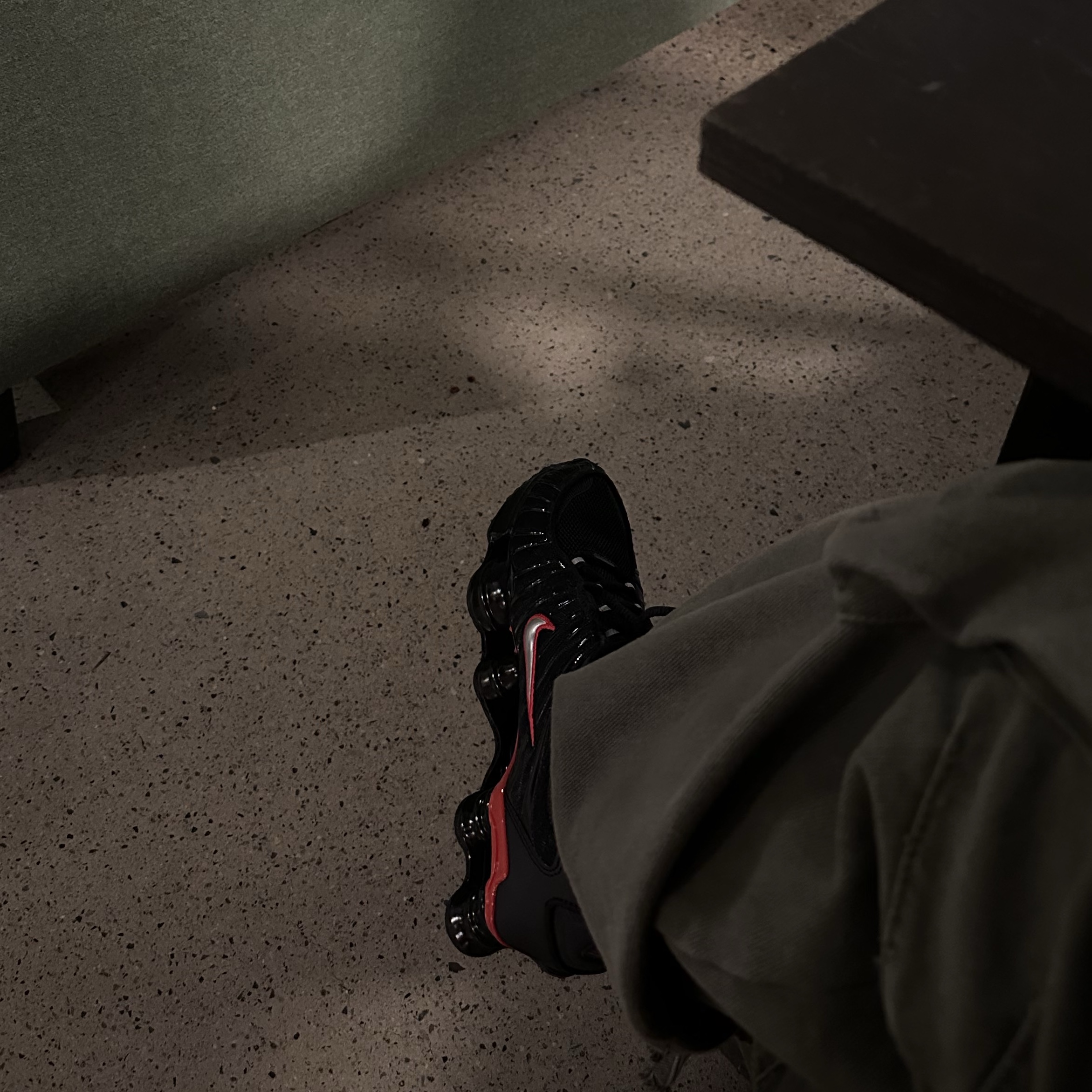 Nike Shox TL Black University Red 착용 스타일 - 2