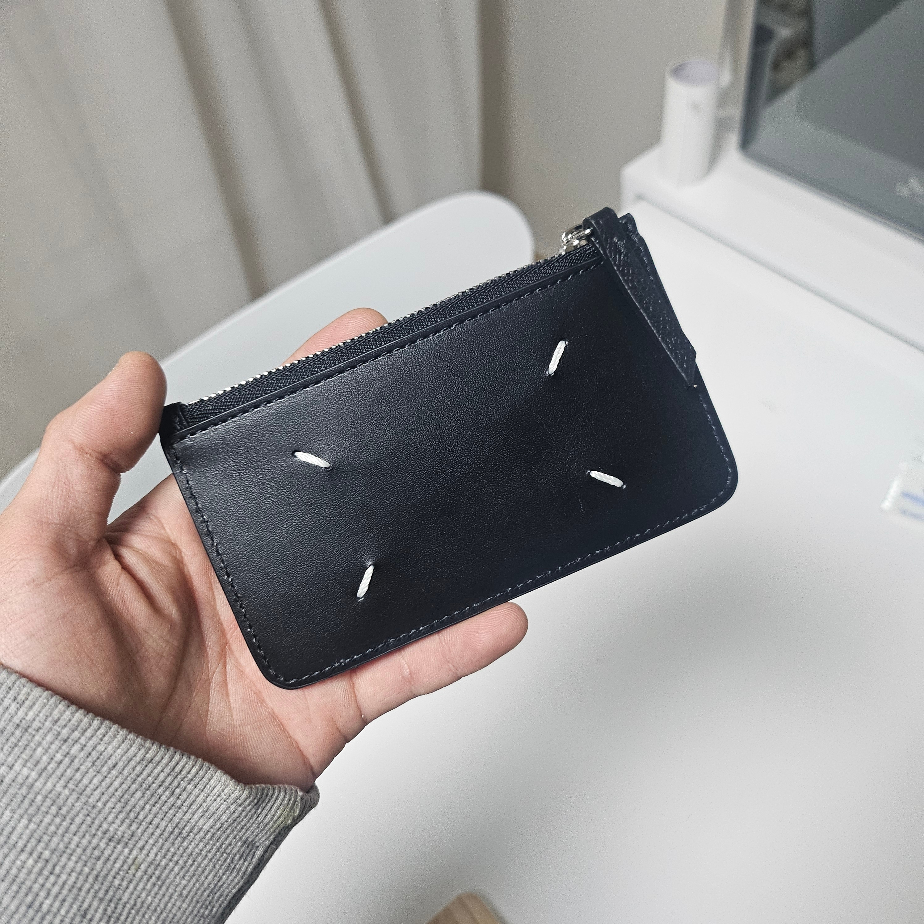 Maison Margiela Bovine Leather Zipped Card Holder Black 착용 스타일