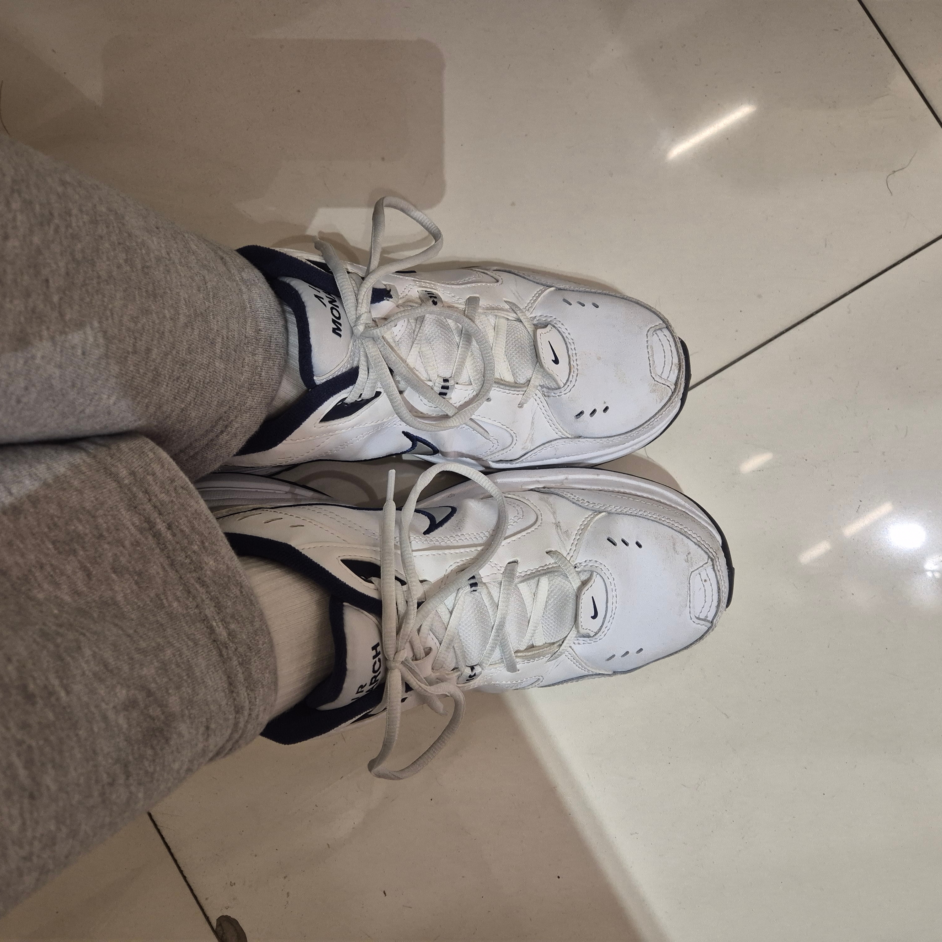 Nike Air Monarch IV White Navy 착용 스타일