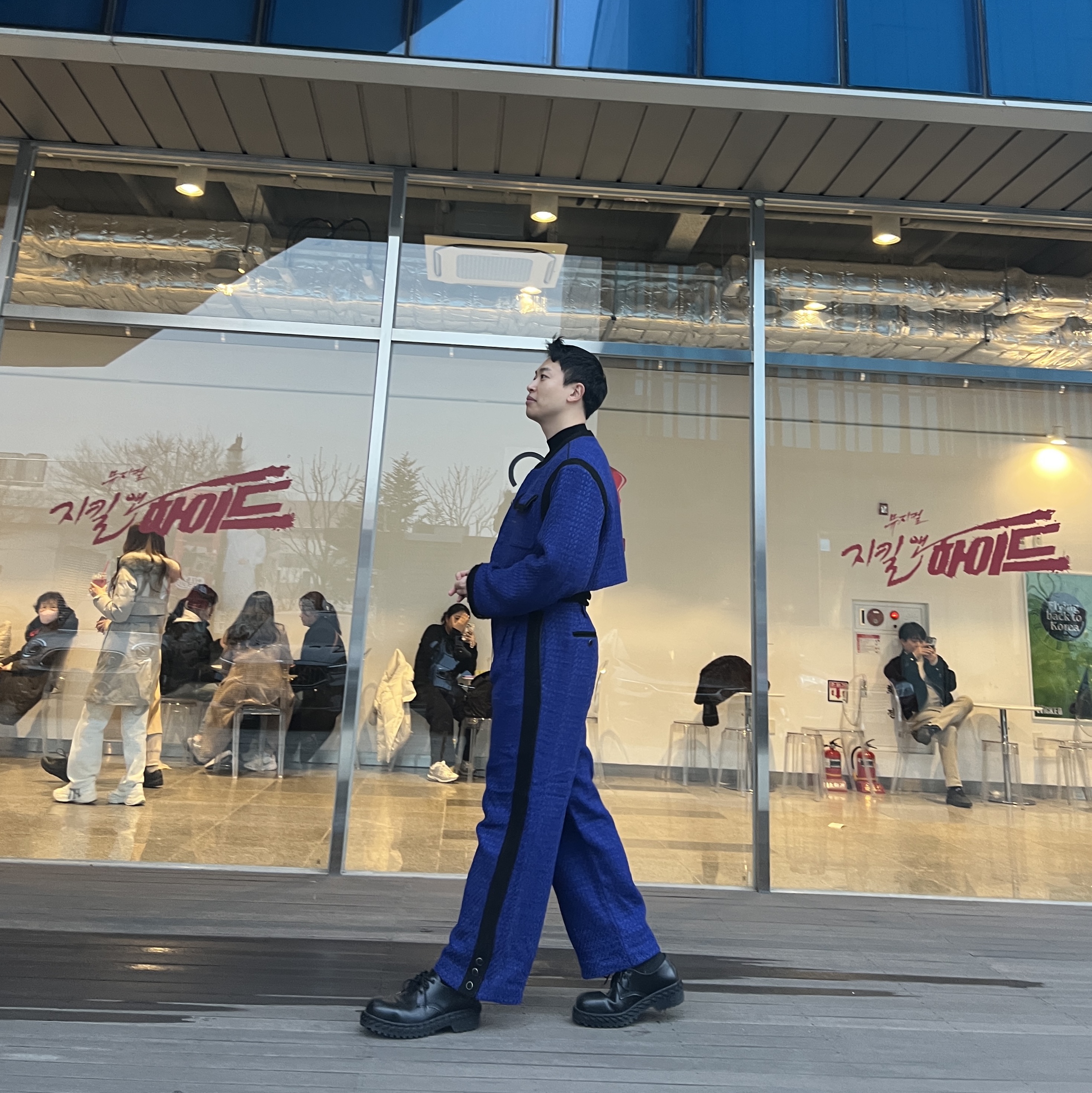 아더에러 브리튼 트라우저 블루, 아더에러 브리튼 코트 블루 착용 스타일 - 2