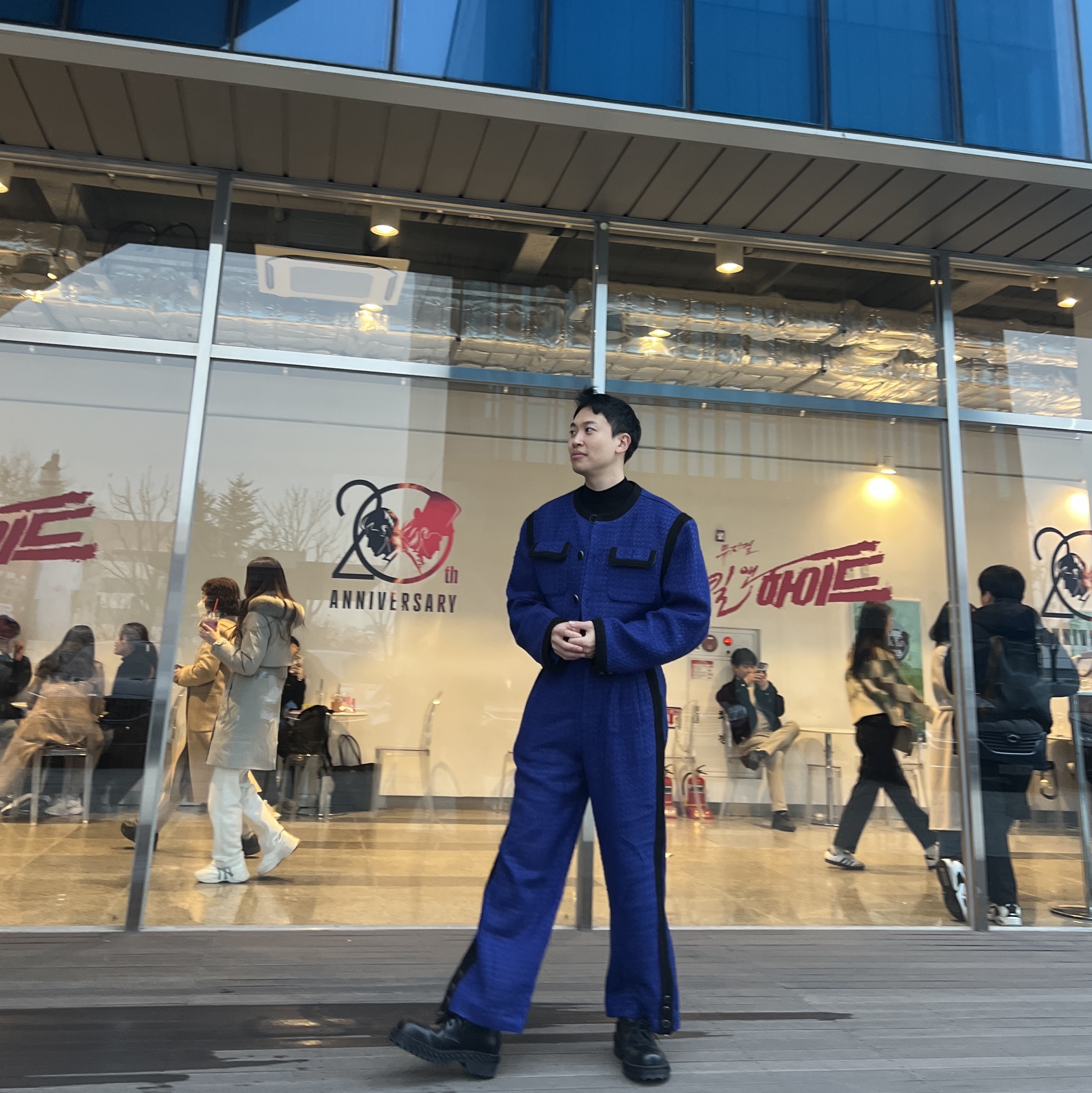 아더에러 브리튼 트라우저 블루, 아더에러 브리튼 코트 블루 착용 스타일 - 1