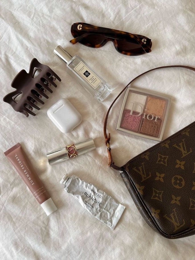 Yves Saint Laurent Couture Mini Clutch Eye Palette 100 Stora Dolls, Hermes Rouge Herme Satin Lipstick 20 Beige d'Automne 착용 스타일 - 2