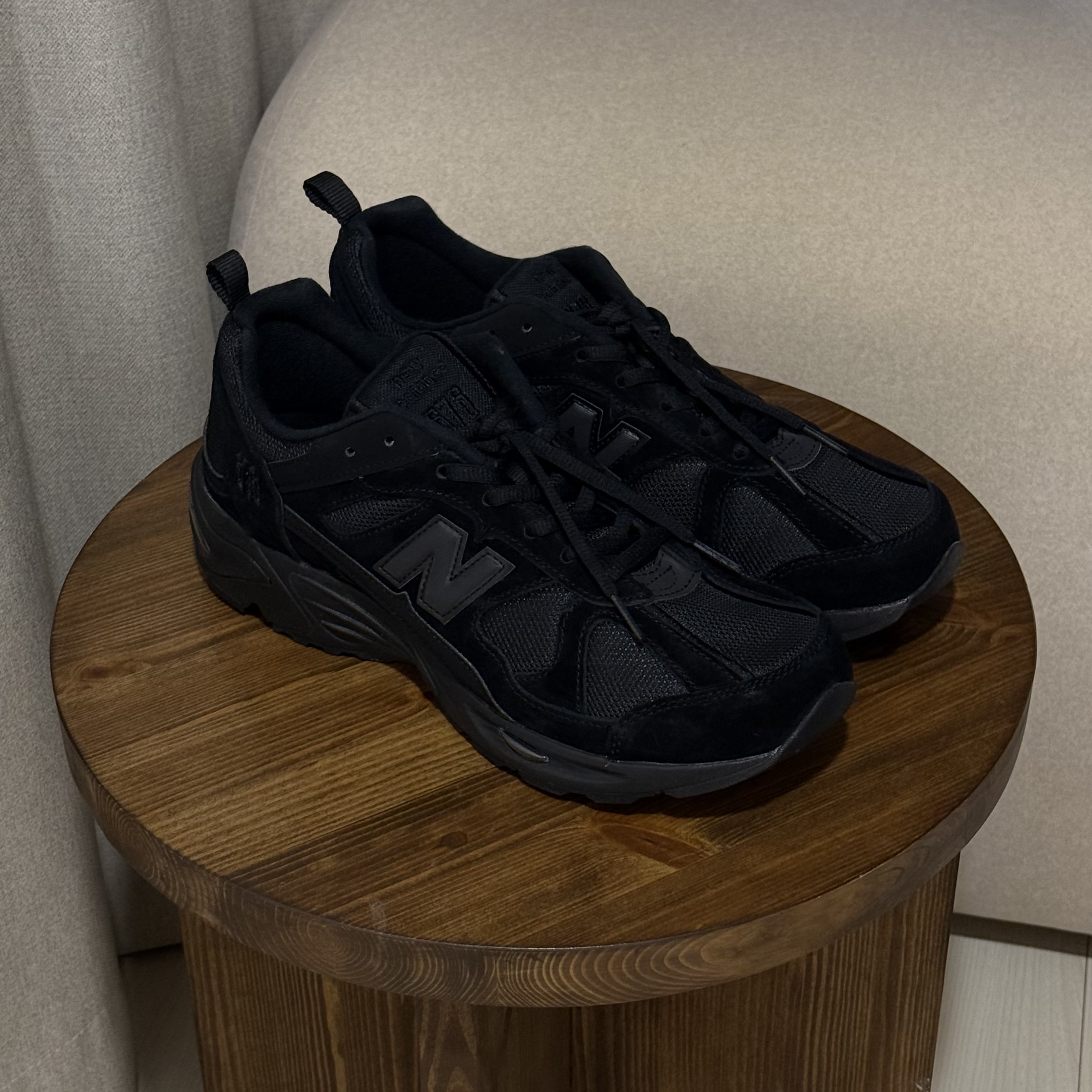 New Balance 878 Triple Black 착용 스타일