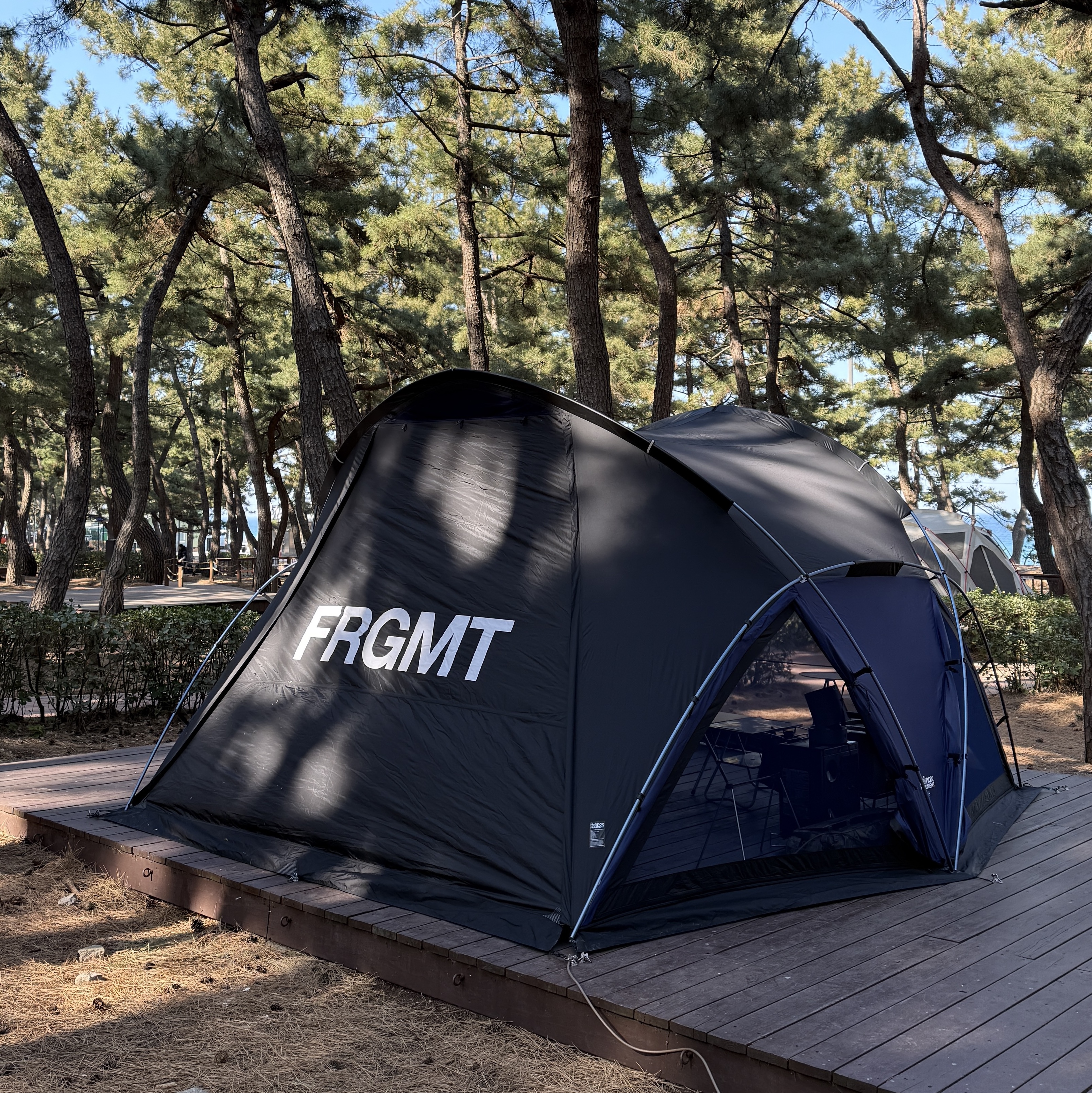 Helinox x Fragment Design V-Tarp 4.0 Black Navy 착용 스타일 - 2