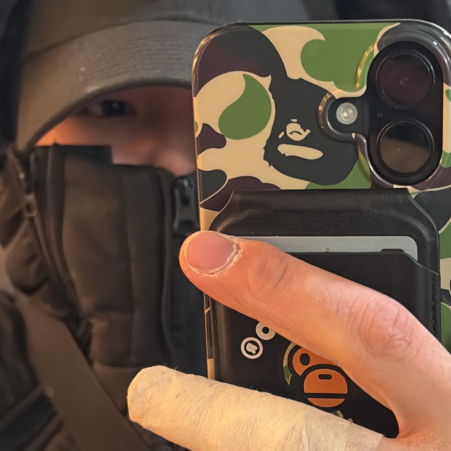 BAPE Baby Milo MagSafe Card Holder Black, BAPE ABC Camo iPhone 16 Plus Case Green 착용 스타일