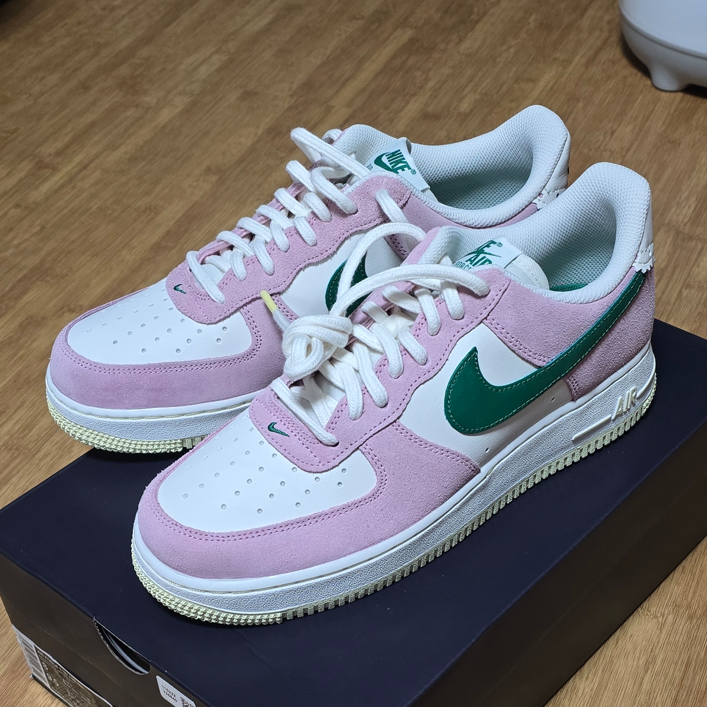 Nike Air Force 1 '07 Sail Medium Soft Pink 착용 스타일