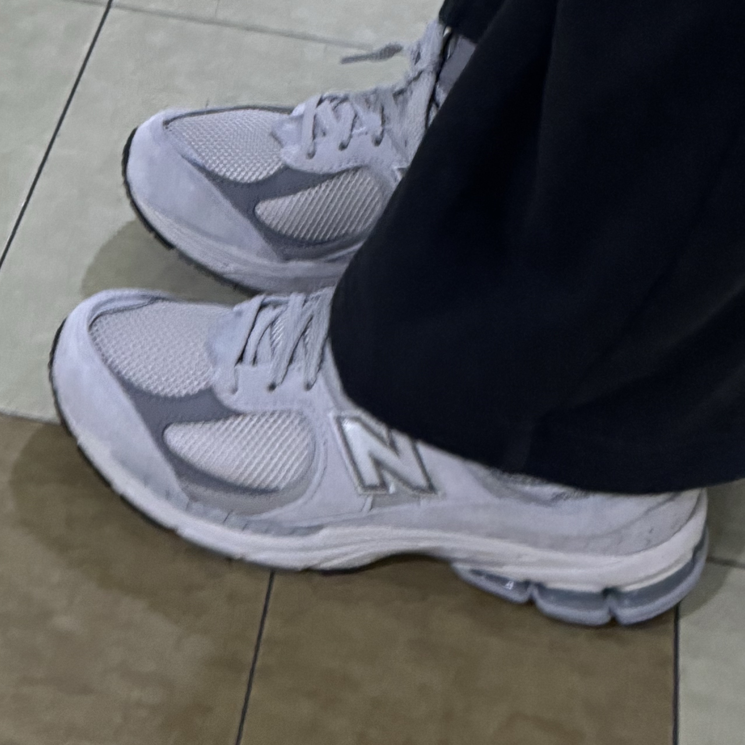 New Balance 2002R Grey 착용 스타일