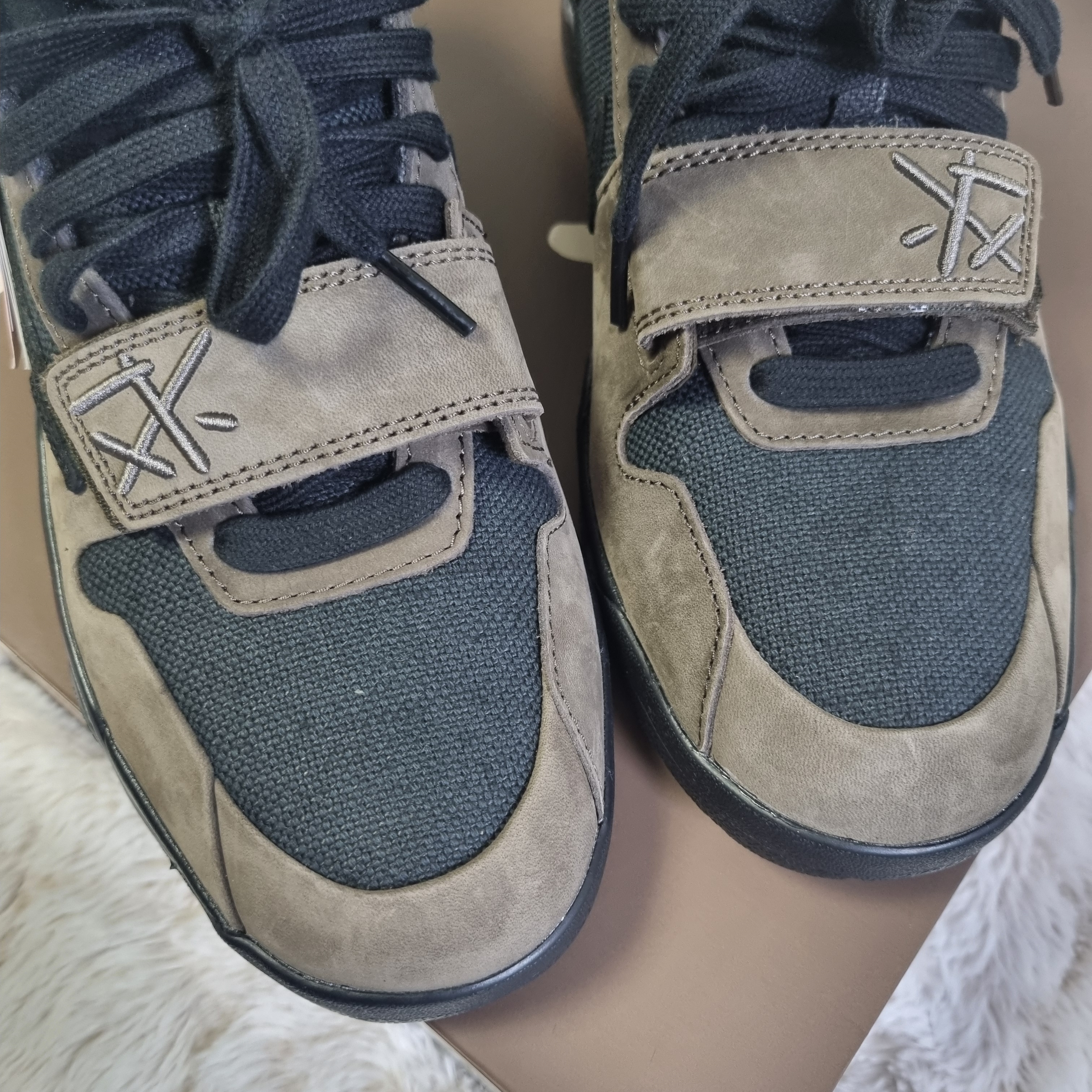 Jordan x Travis Scott Jumpman Jack TR Black and Dark Mocha 착용 스타일 - 3