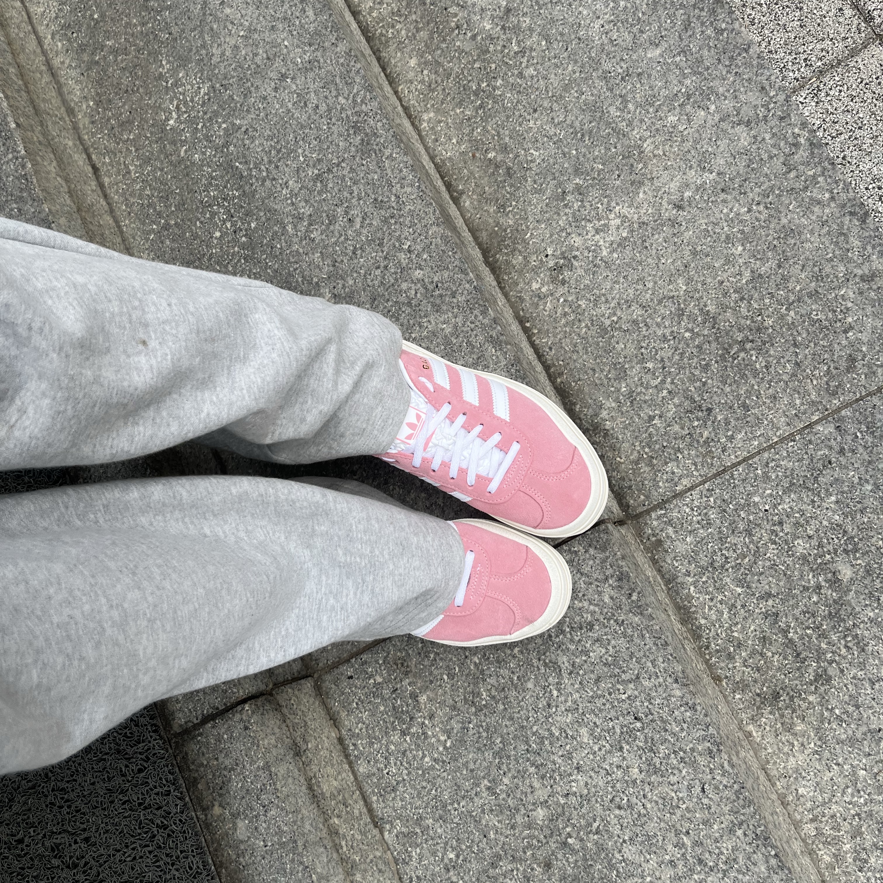 (W) Adidas Gazelle Bold Super Pop 착용 스타일 - 3