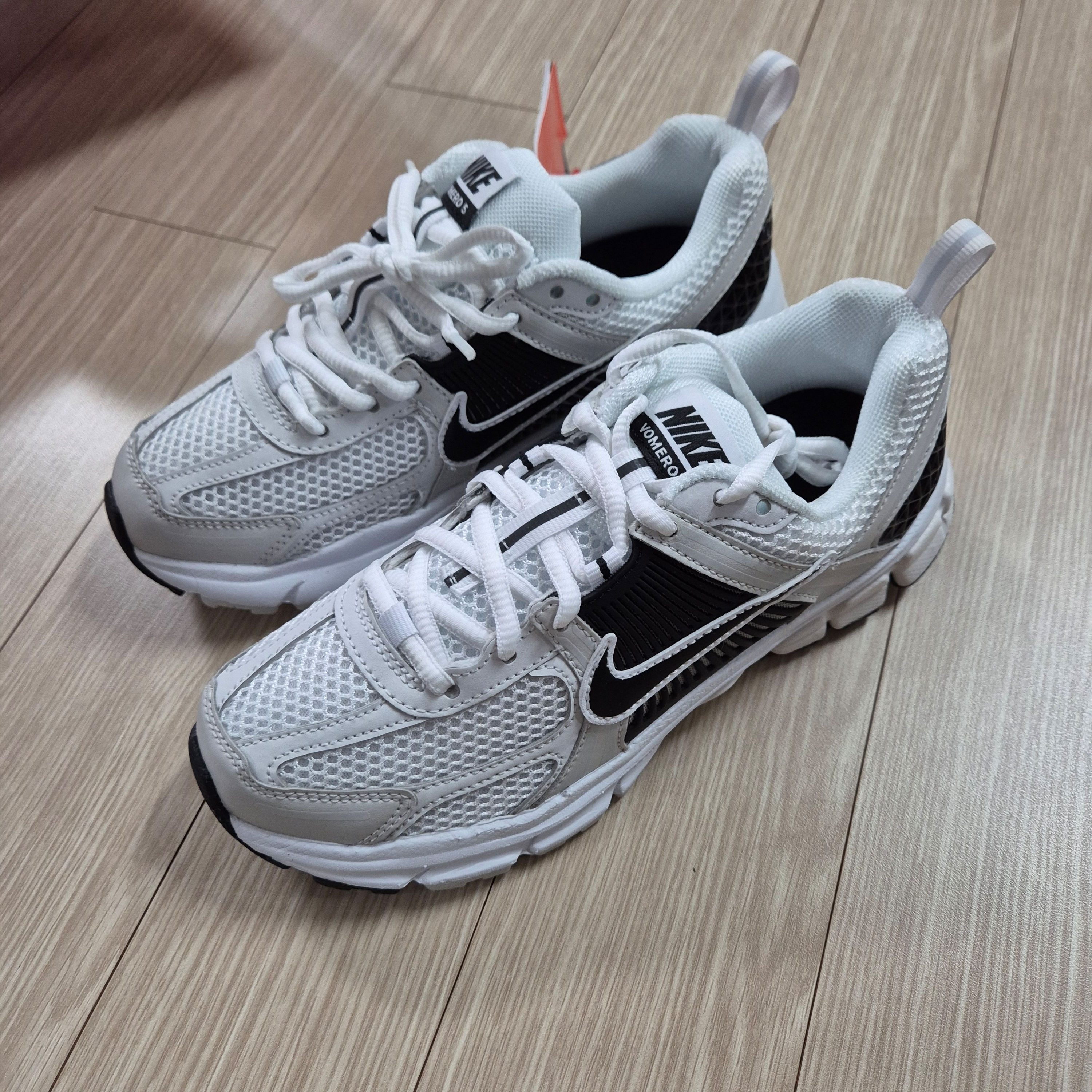 (GS) Nike Zoom Vomero 5 White Platinum Tint 착용 스타일
