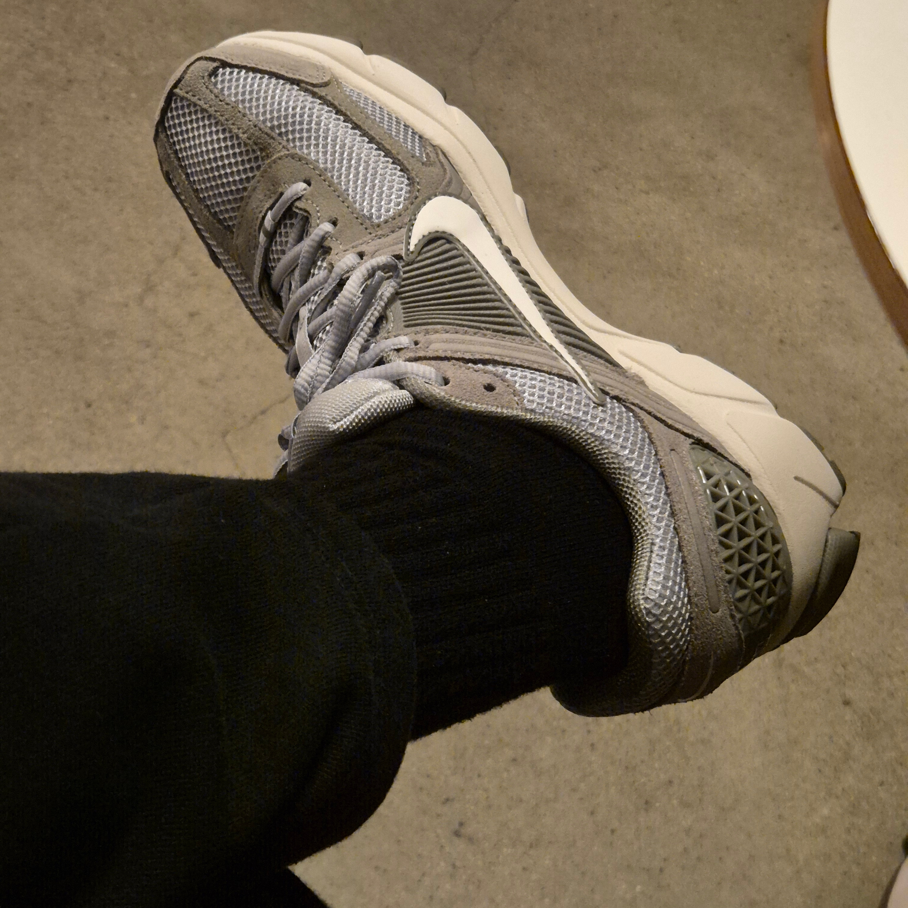 Nike Zoom Vomero 5 Dark Stucco Light Smoke Grey 착용 스타일