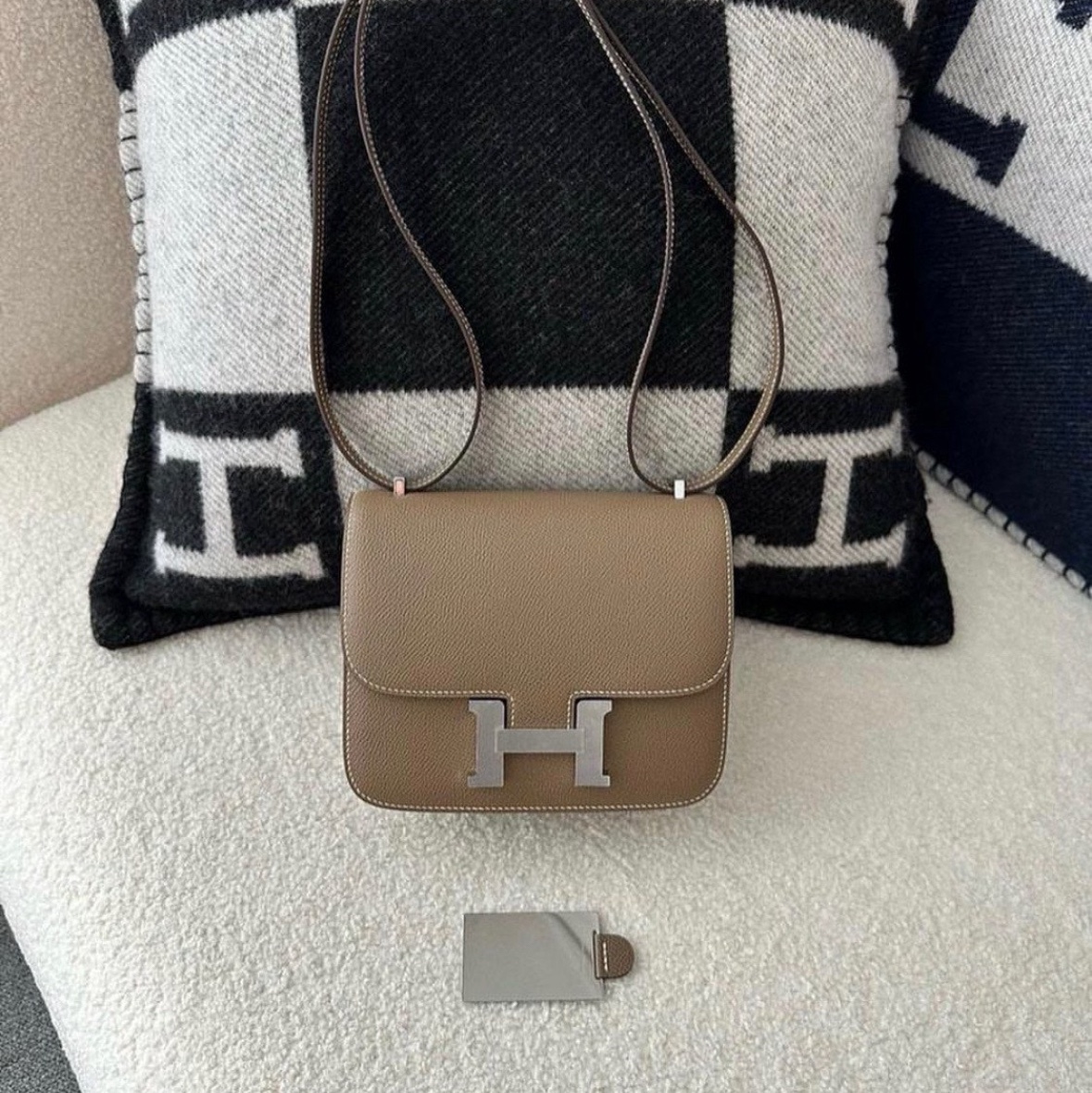 Hermes Constance III Mini 18 Bag Epsom & Gold Noir 착용 스타일