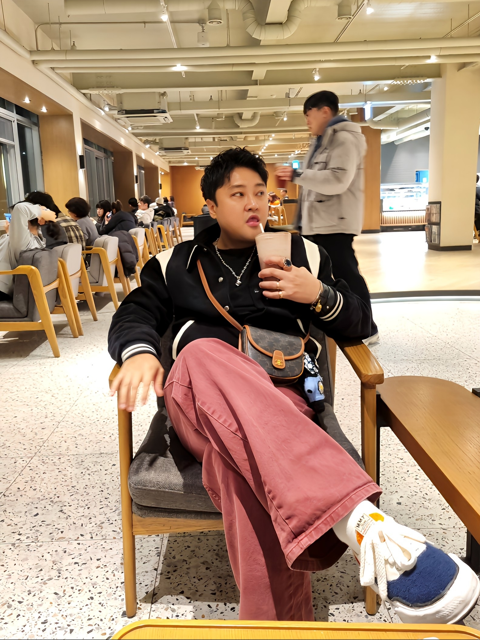 메종 미하라 야스히로 베이커 캔버스 로우탑 스니커즈 멀티, 셀린느 코듀로이 테디 자켓 블랙 착용 스타일 - 6