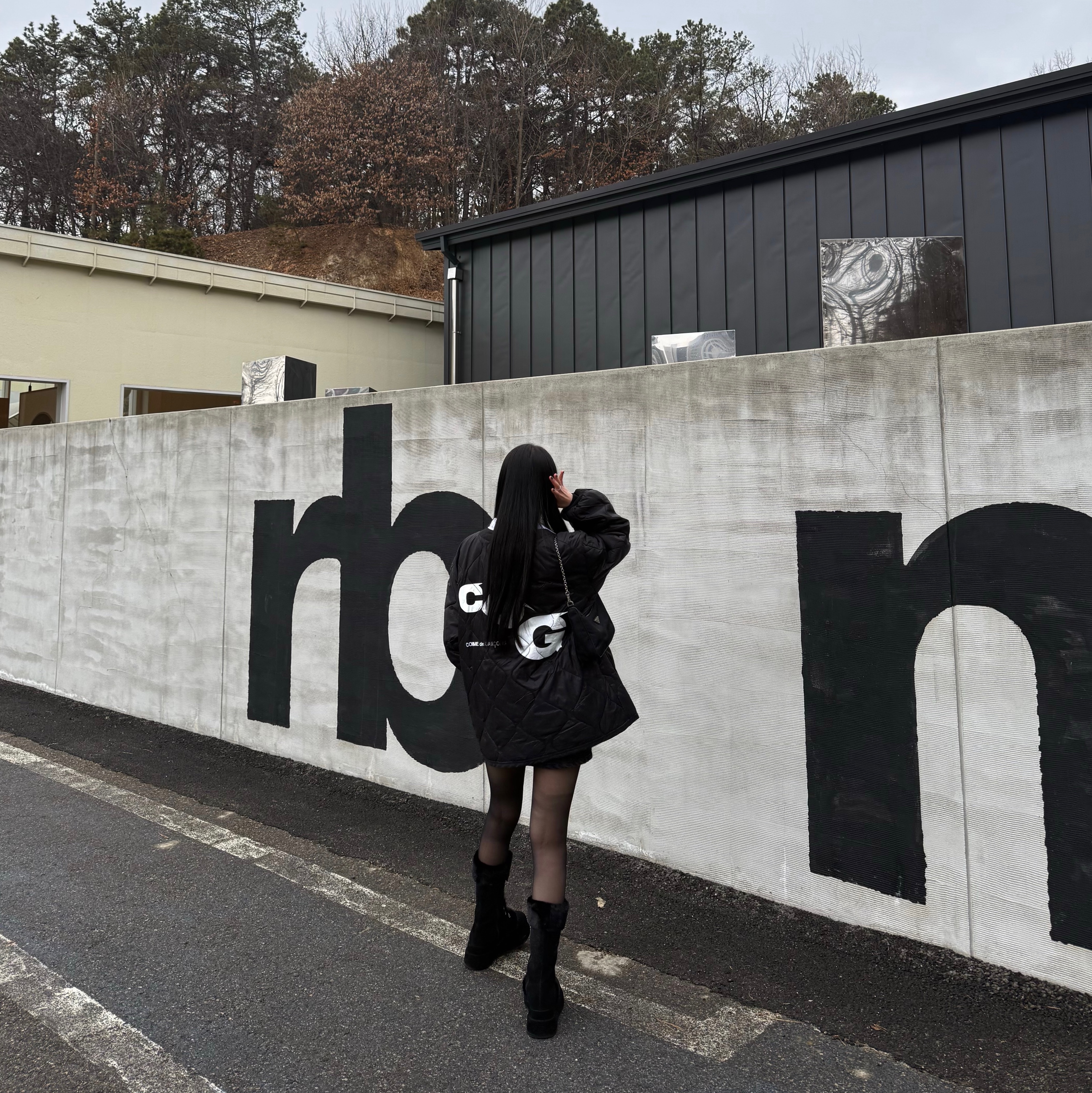 CDG x Alpha Industries Liner Jacket Black, Prada Re-Edition 2005 Re-Nylon Shoulder Bag Black 착용 스타일 - 1