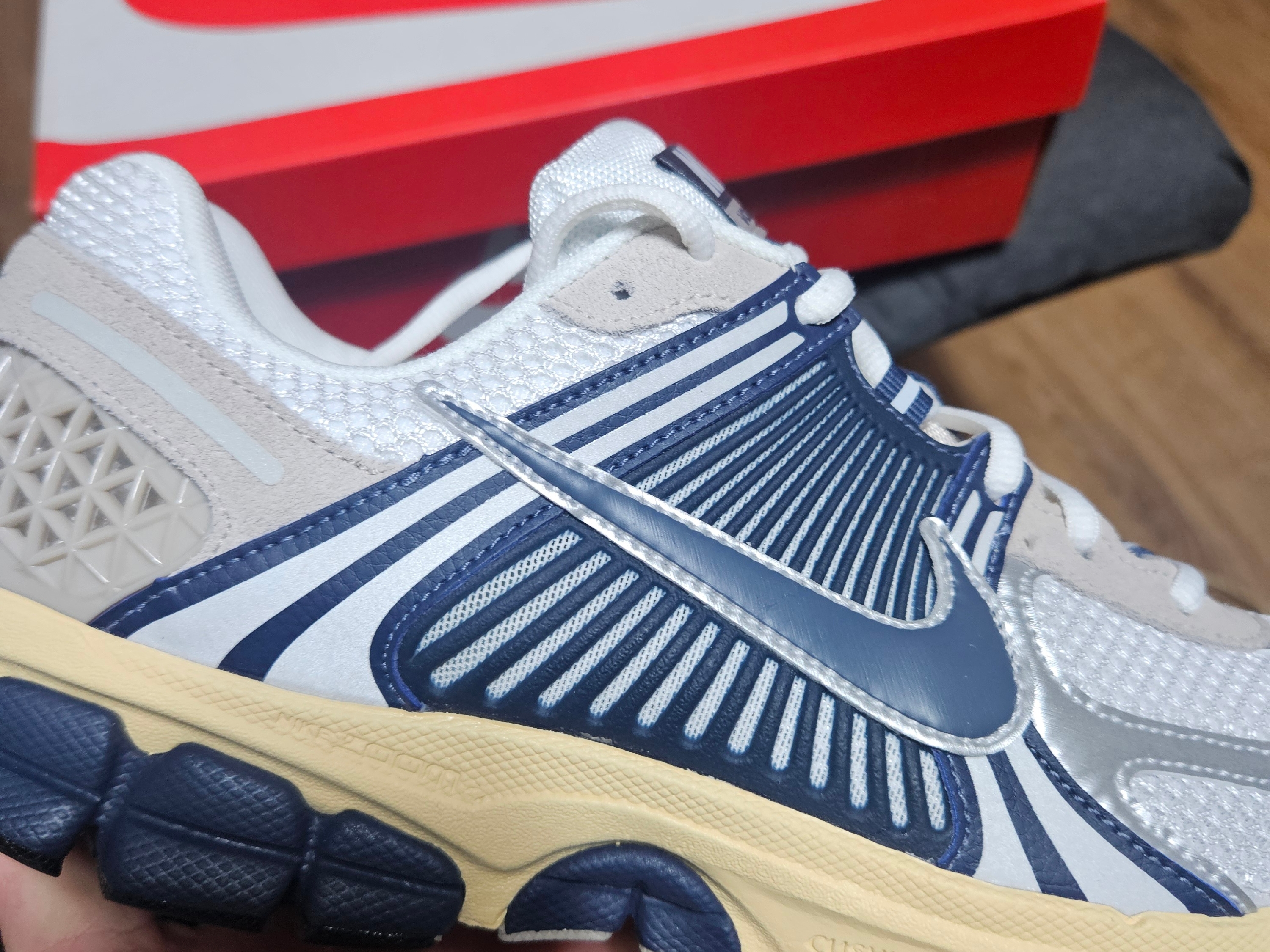 Nike Zoom Vomero 5 White Thunder Blue 착용 스타일 - 2