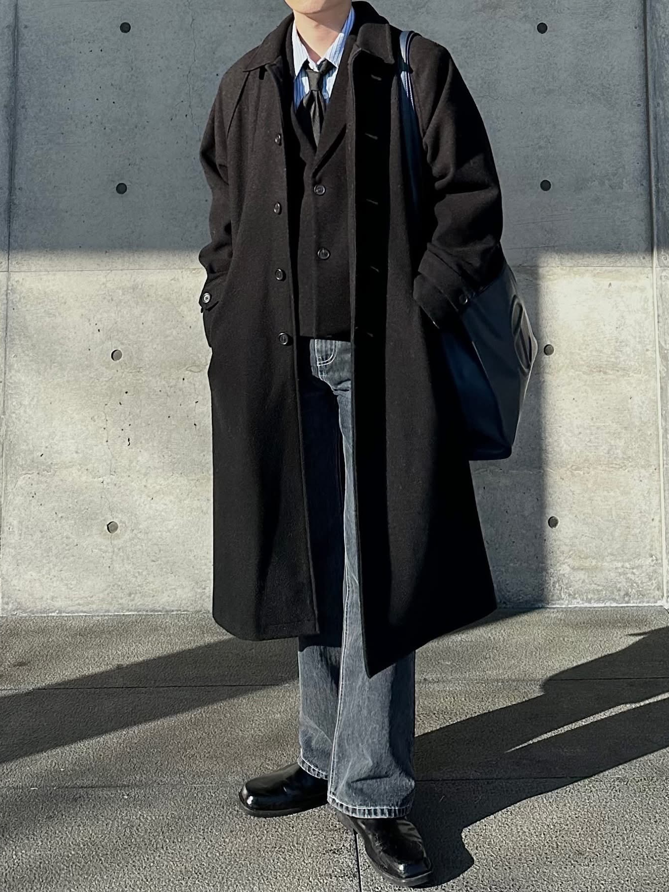 Telfar Medium Shopping Bag Navy 착용 스타일 - 3