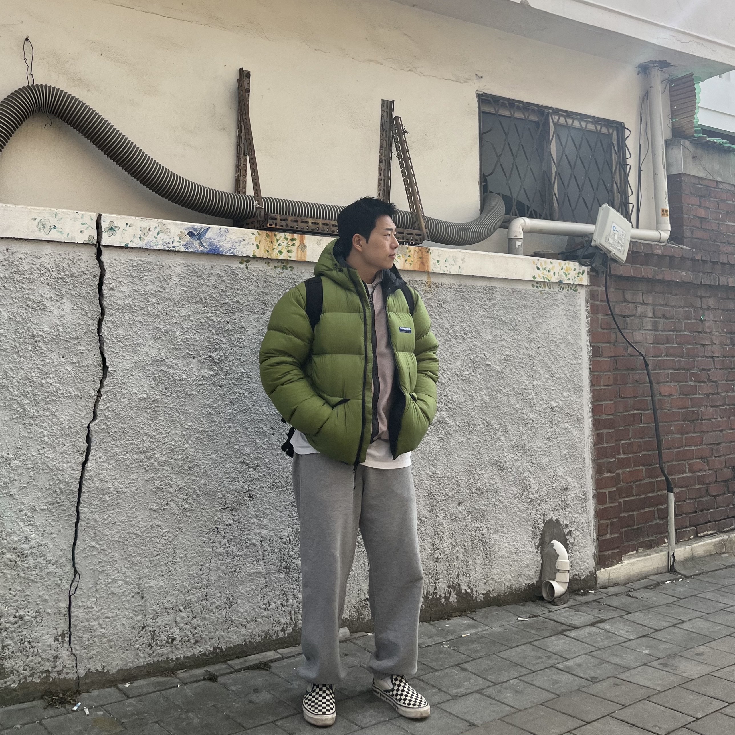 Feathered Friends Helios Hooded Down Jacket Grass, Vans x Fast Times Slip-On 98 DX Anaheim Factory Classic Checkerboard 착용 스타일 - 1