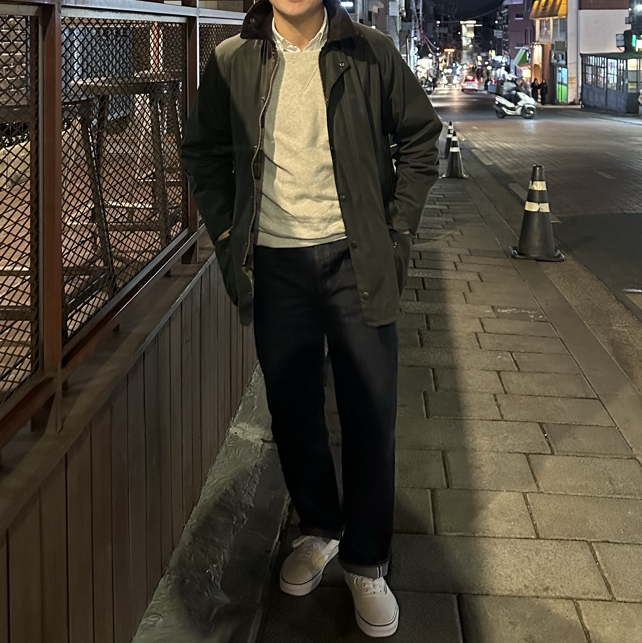 Barbour Beaufort Wax Jacket Sage, LVC 1955 501 Rigid Cotton Jean Dark Indigo 착용 스타일
