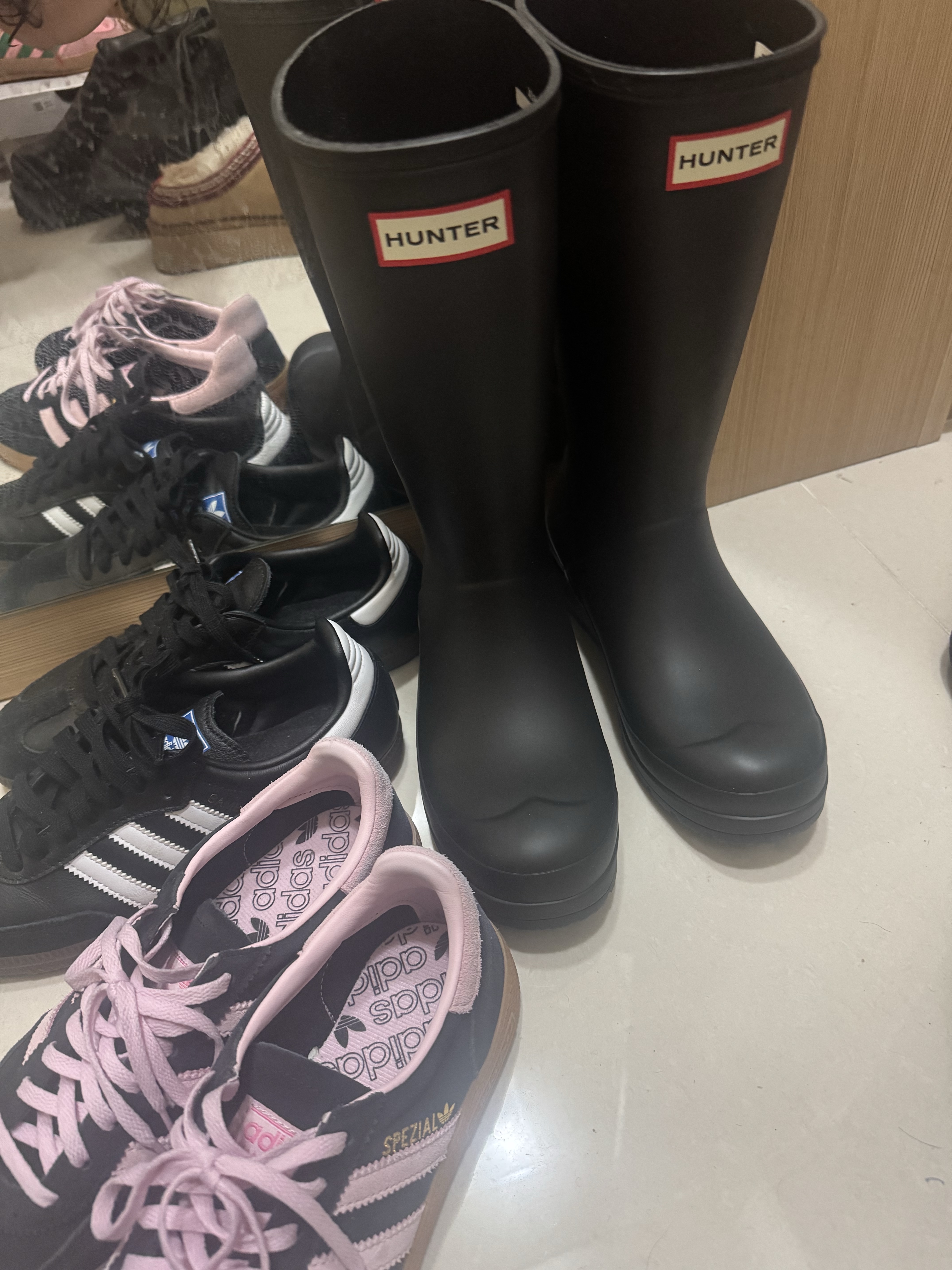 (W) Hunter Play Tall Wellington Rain Boots Black, (W) Adidas Spezial Handball Core Black Clear Pink 착용 스타일