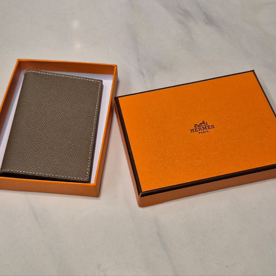 Hermes MC² Euclide Card Holder Epsom & Etoupe 착용 스타일 - 1