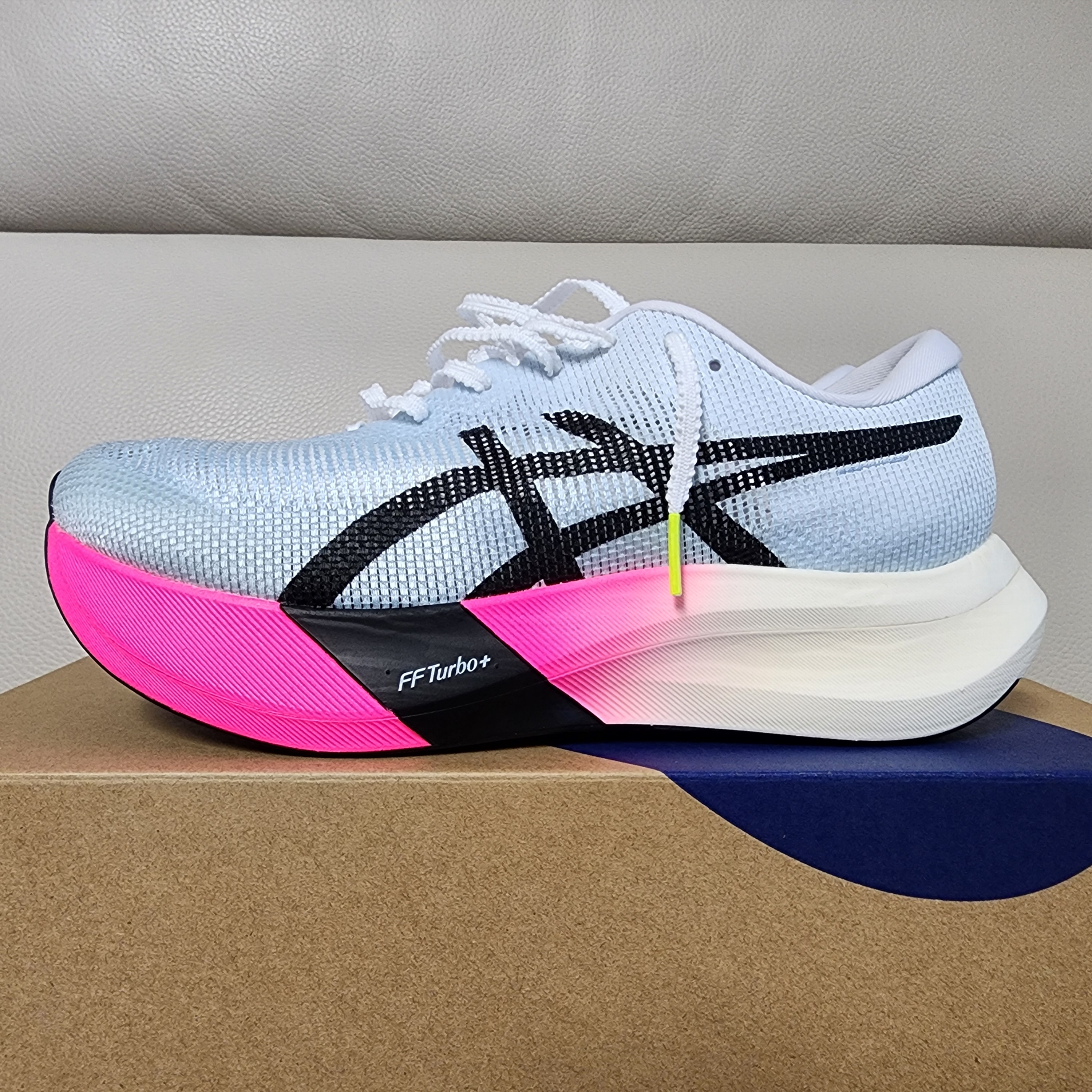Asics Metaspeed Edge Paris Light Blue Black 착용 스타일