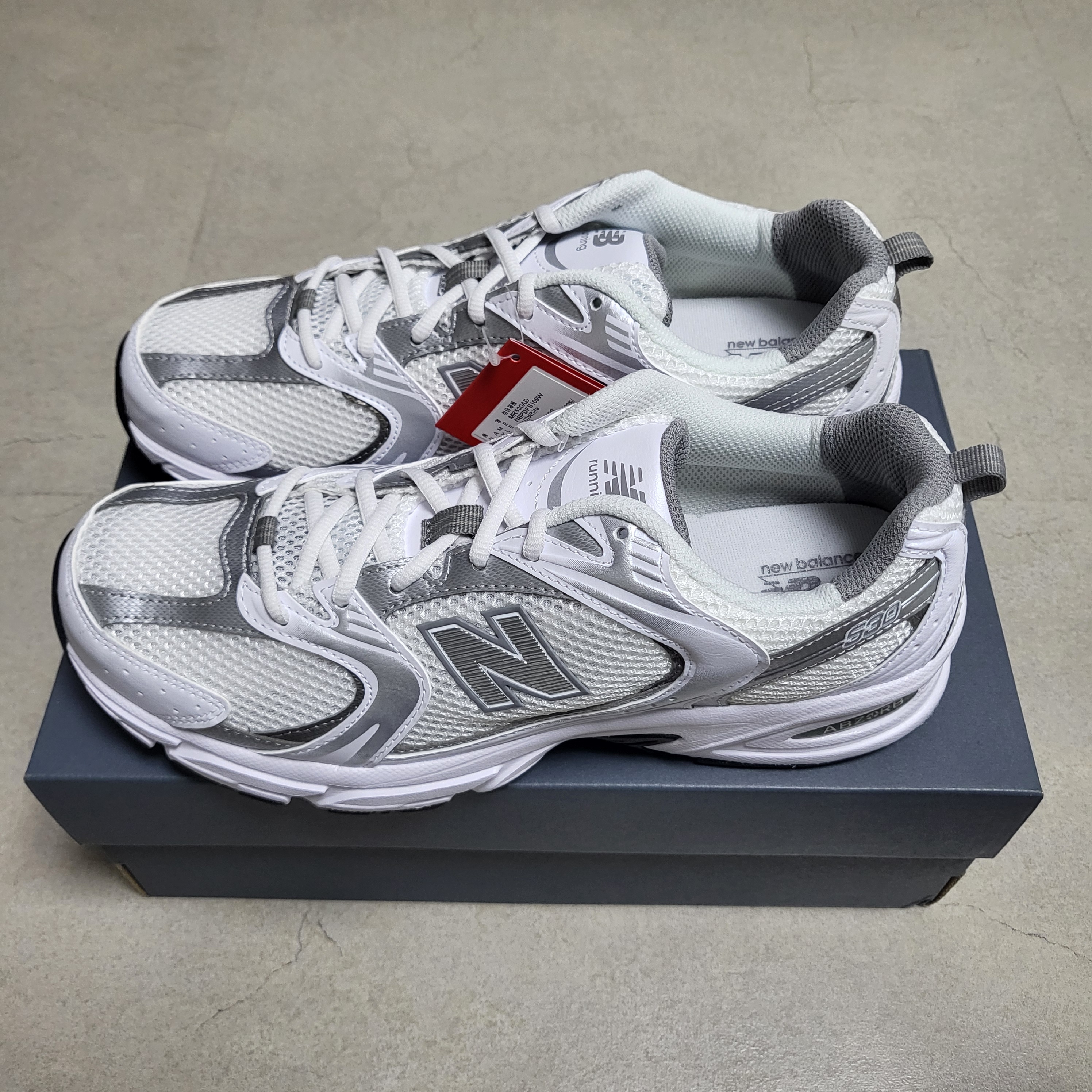 New Balance 530 White Silver 착용 스타일 - 2