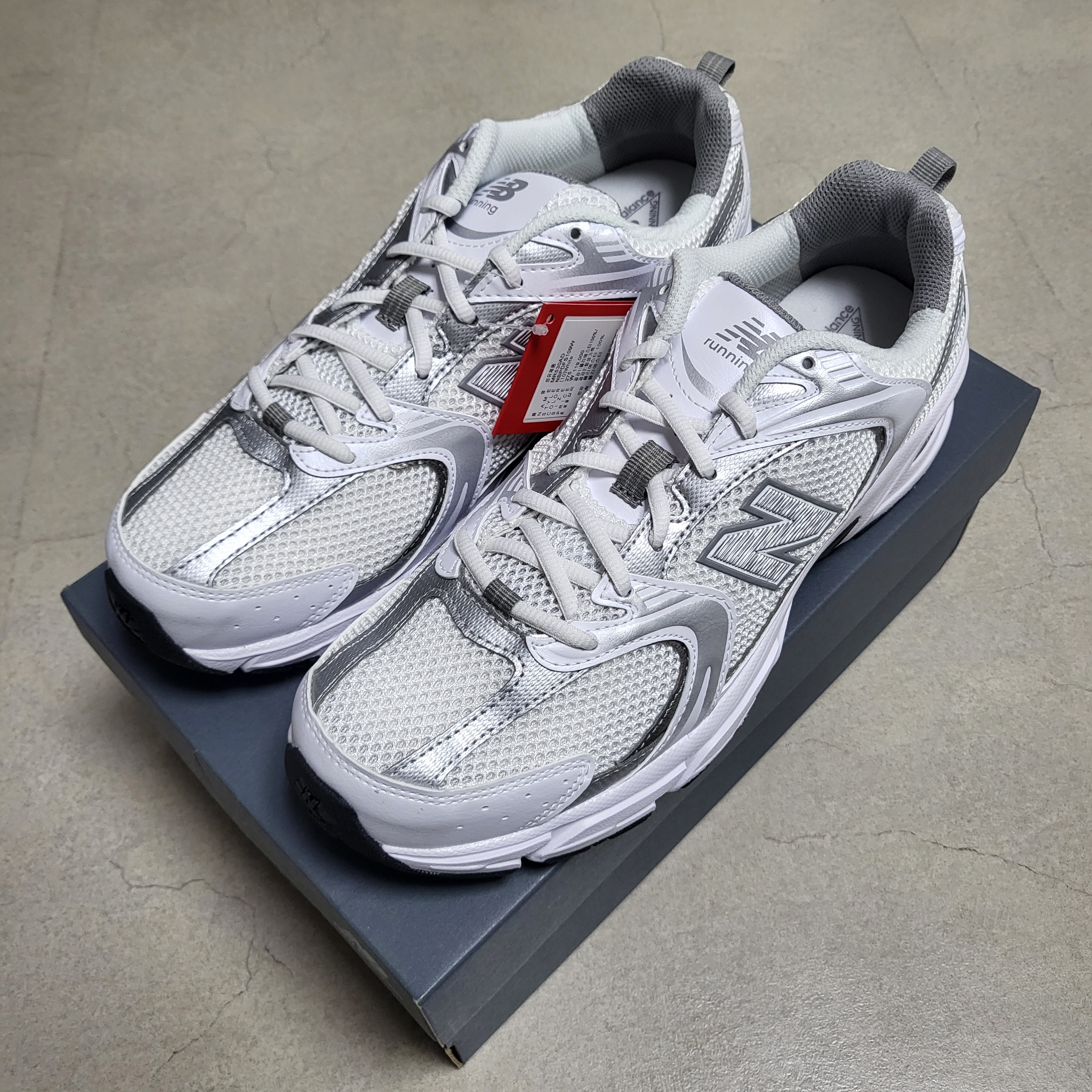 New Balance 530 White Silver 착용 스타일 - 1