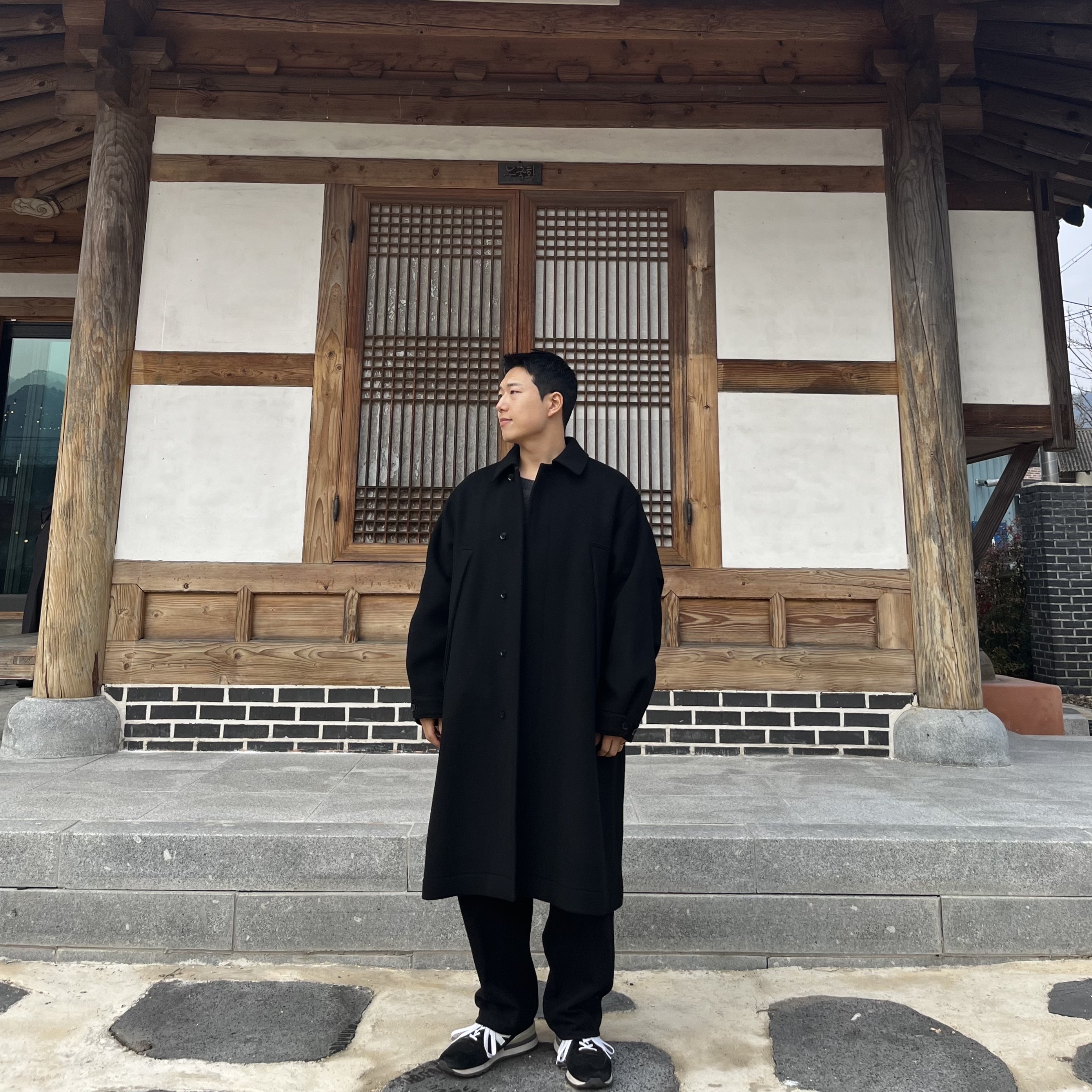 Comoli Denim Overpants Black - 24SS, New Balance 990v1 Made in USA Black 착용 스타일