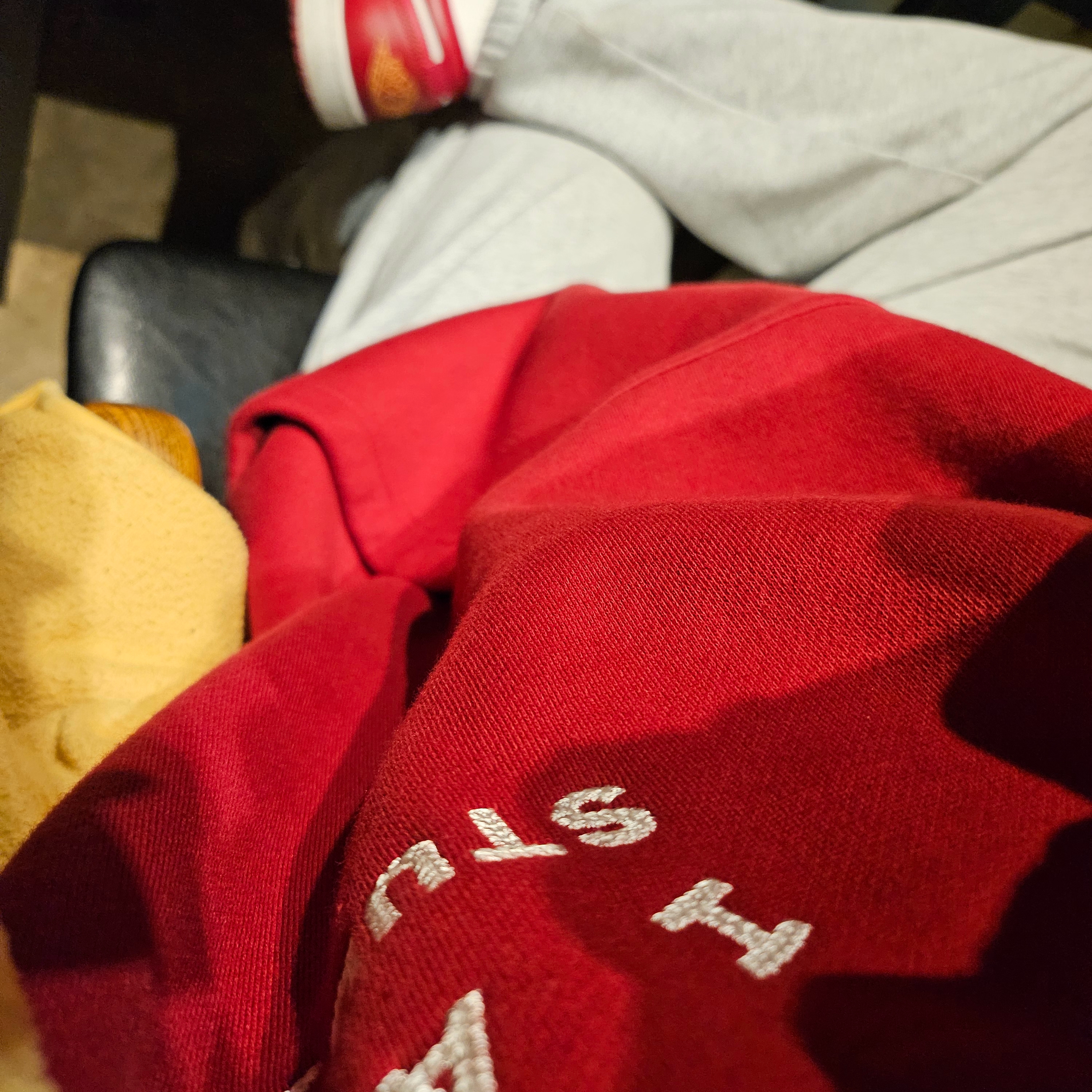 IAB Studio 24 Christmas Hoodie Burgundy Oatmeal 착용 스타일