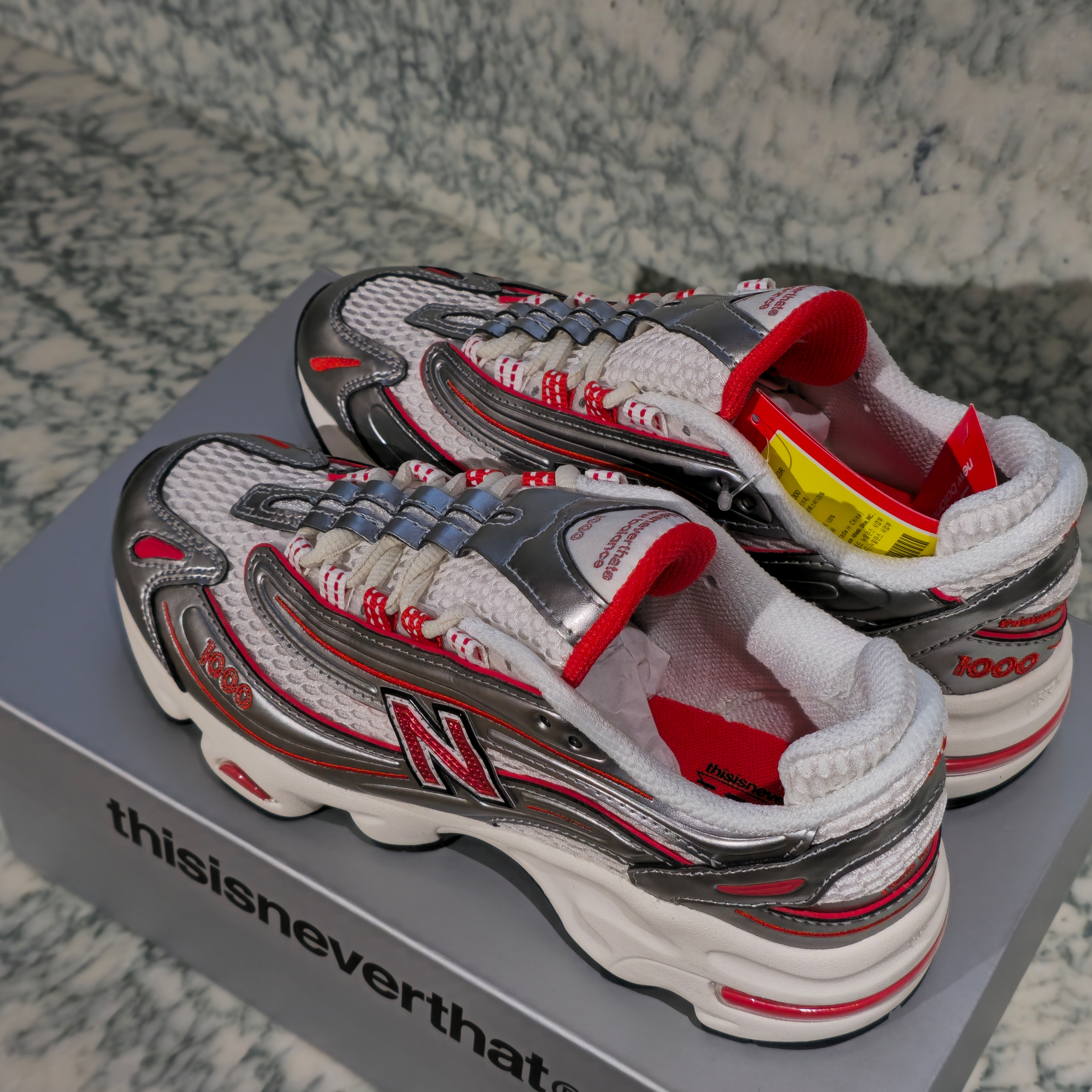 New Balance x Thisisneverthat M1000 Metallic Silver Red 착용 스타일