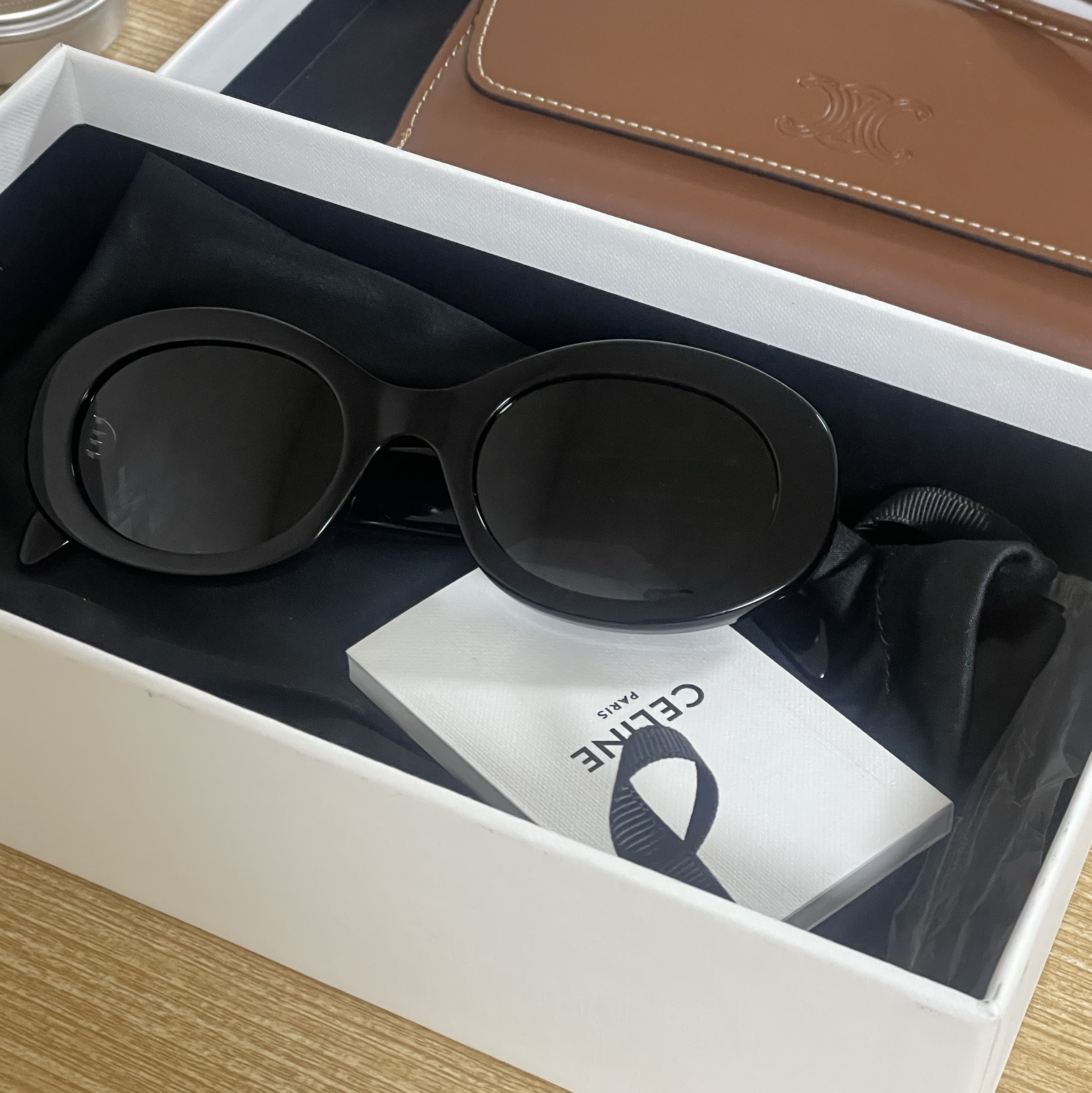 (W) Celine Triomphe 01 Sunglasses in Acetate Black 착용 스타일 - 2