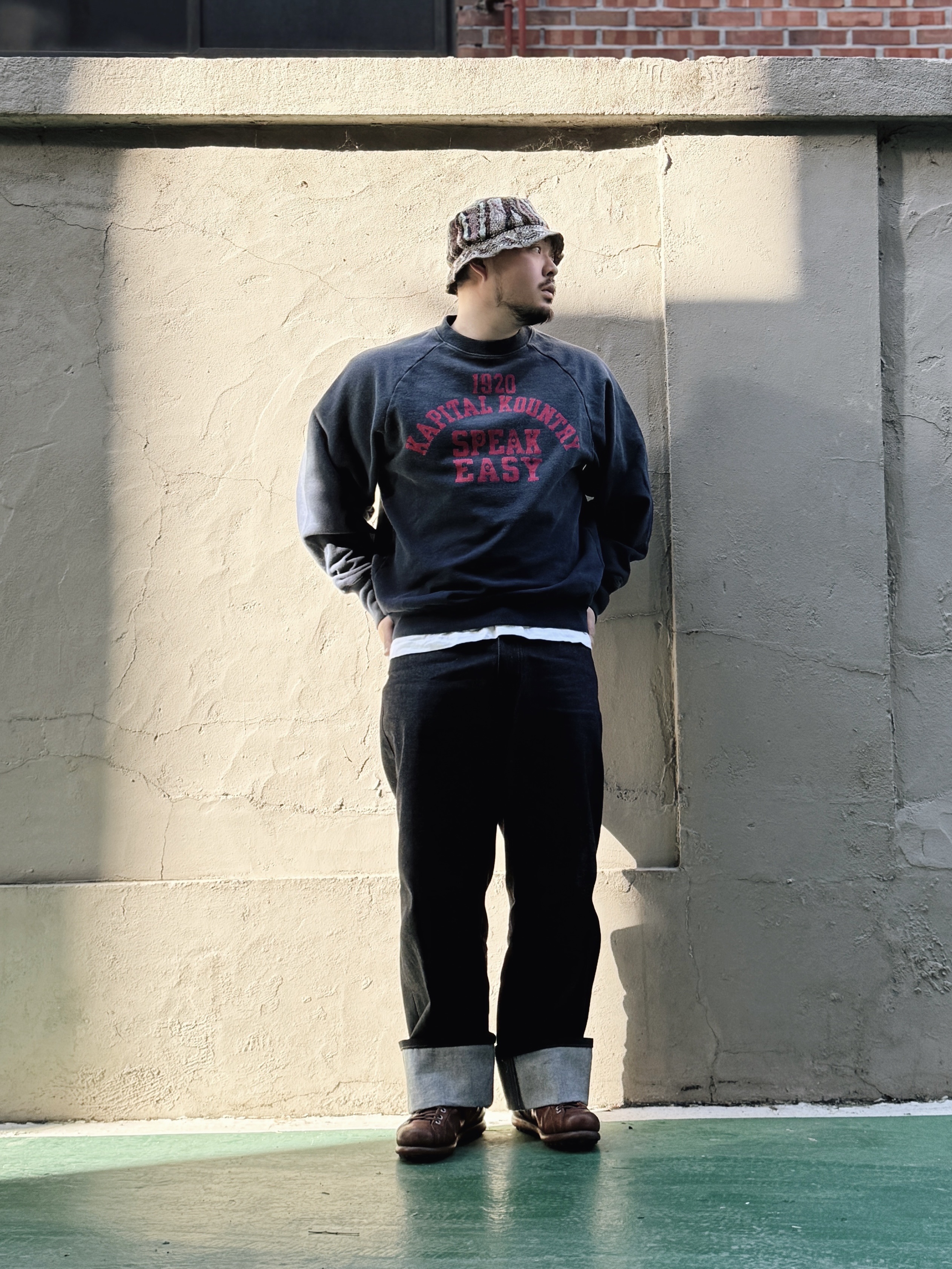 Kapital Raglan Crewneck Fleece Sweatshirt Speakeasy College Pt Navy, Kapital 7G Knit Gaudy Bucket Hat Green Khaki 착용 스타일 - 1