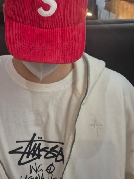 Supreme Corduroy S Logo 6-Panel Bright Red - 24FW, Jordan x Travis Scott Full-Zip Hoodie Sail (DZ5500-133) 착용 스타일 - 1