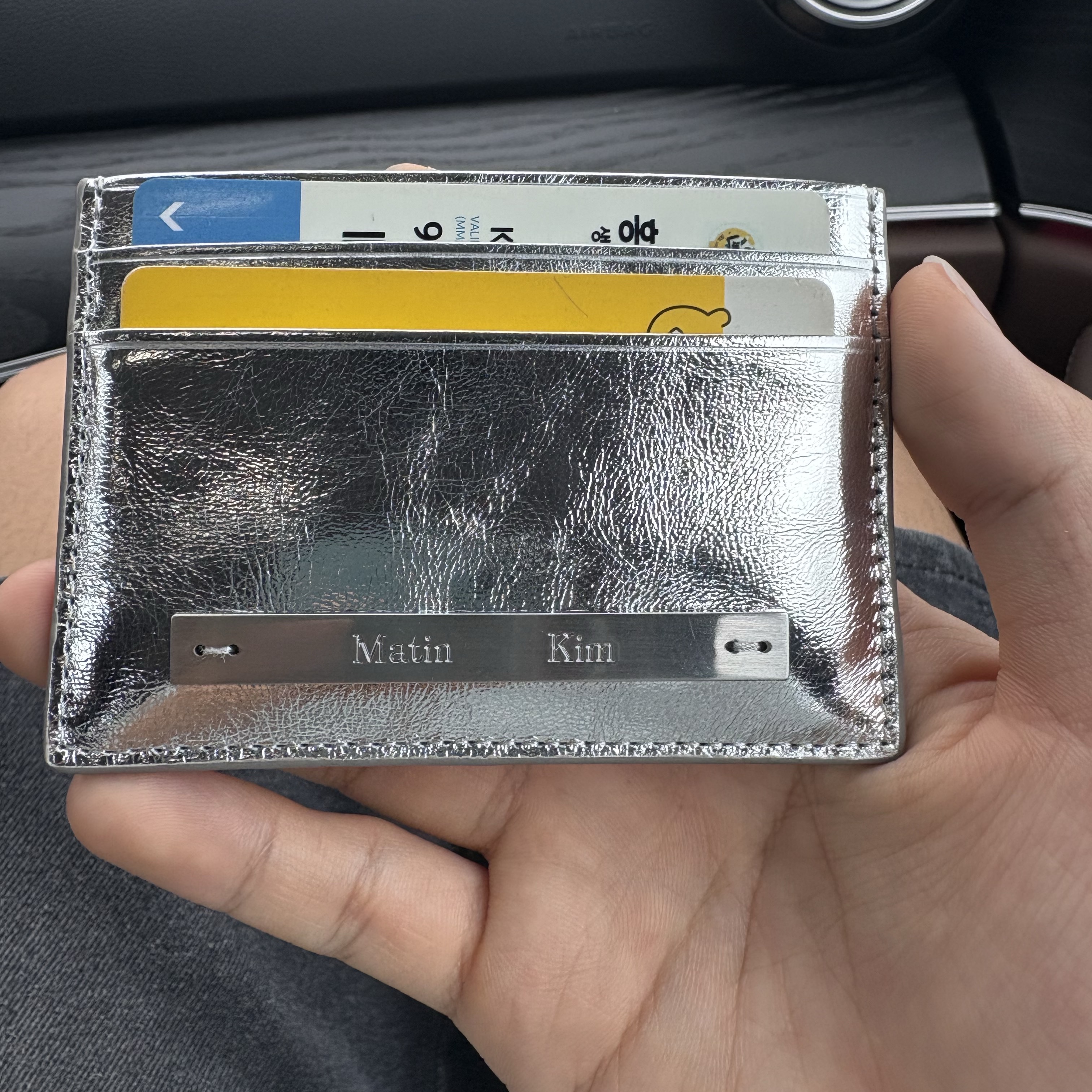 Matin Kim Vintage Card Wallet Silver 착용 스타일
