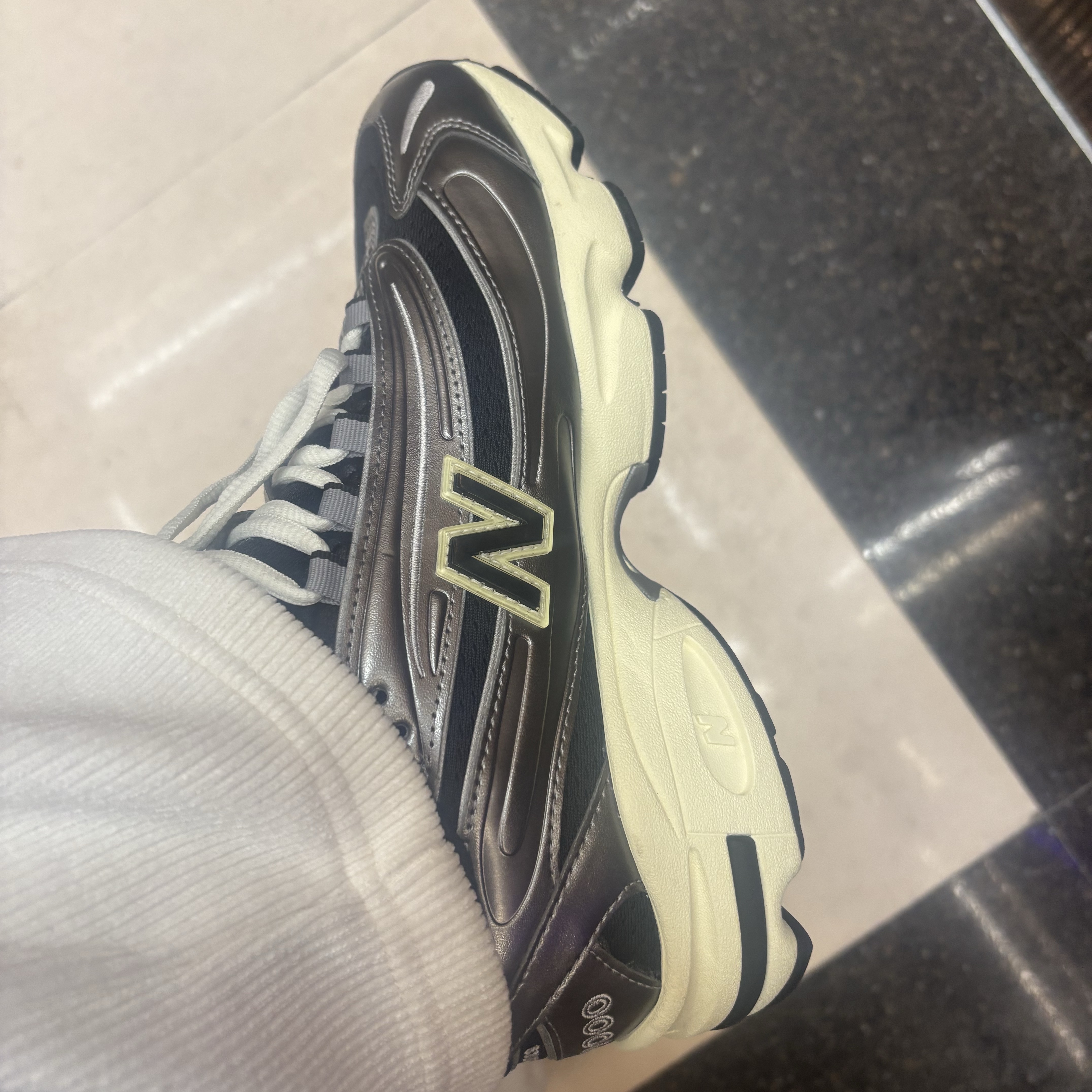 New Balance 1000 Silver Metallic Black 착용 스타일