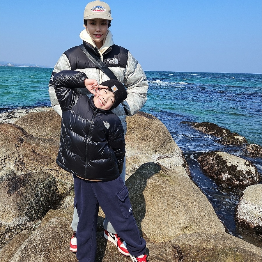 Supreme x The North Face Paper Print Nuptse Jacket - 19FW, (GS) Jordan 1 Retro High OG Chicago 2022 착용 스타일 - 2