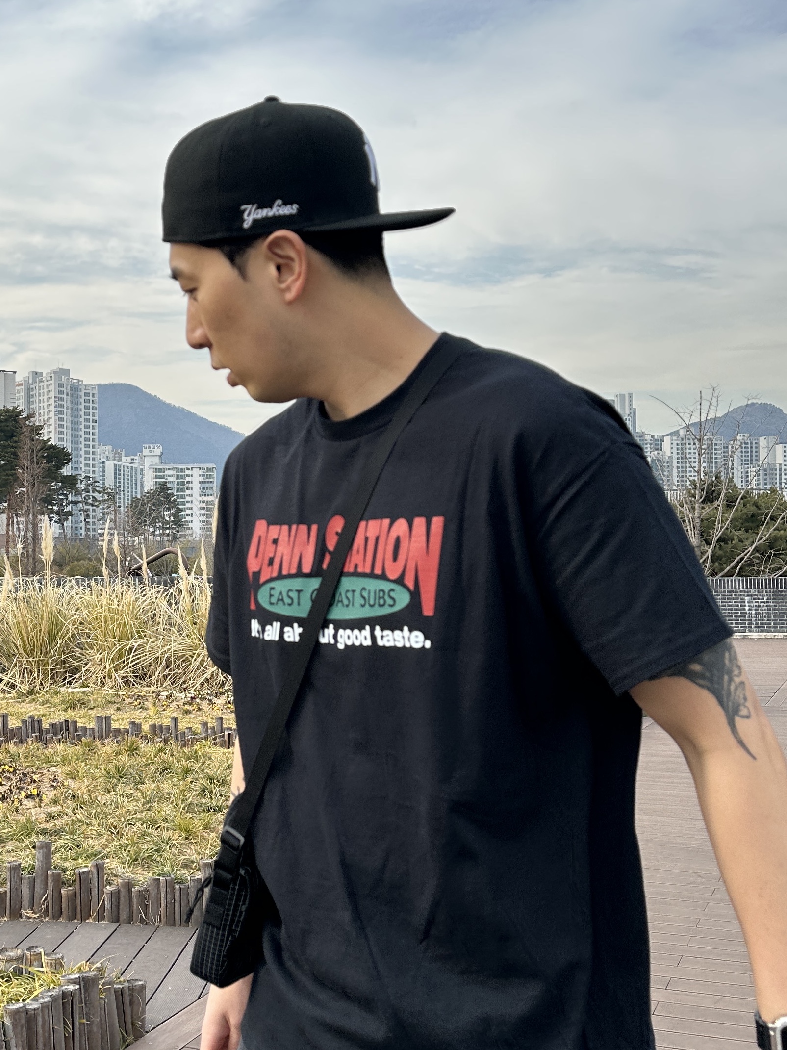 Gildan X American Collection PENN STATION T-Shirt Black 착용 스타일 - 5