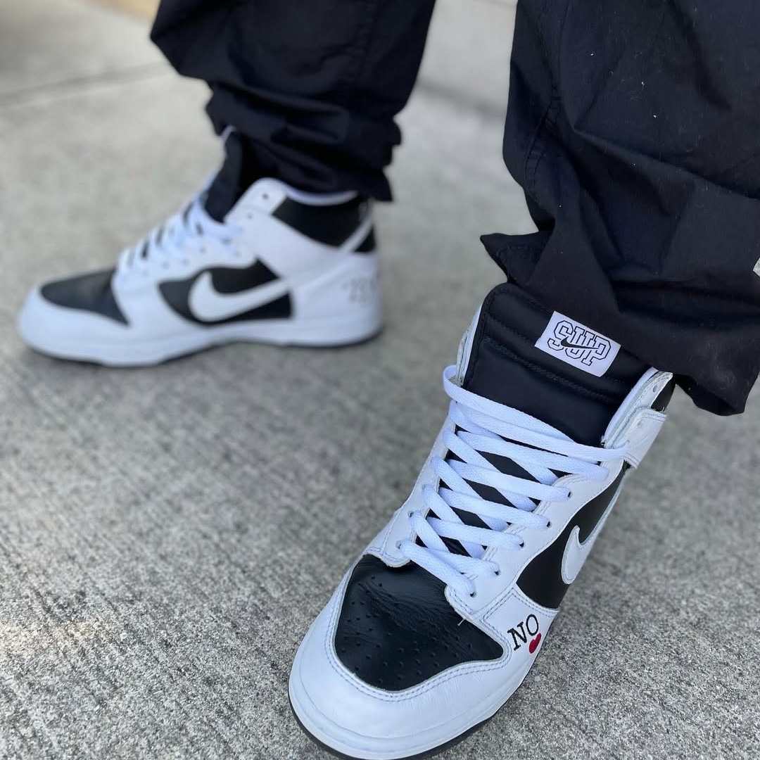 Nike x Supreme SB Dunk High OG QS By Any Means Black White 착용 스타일 - 4