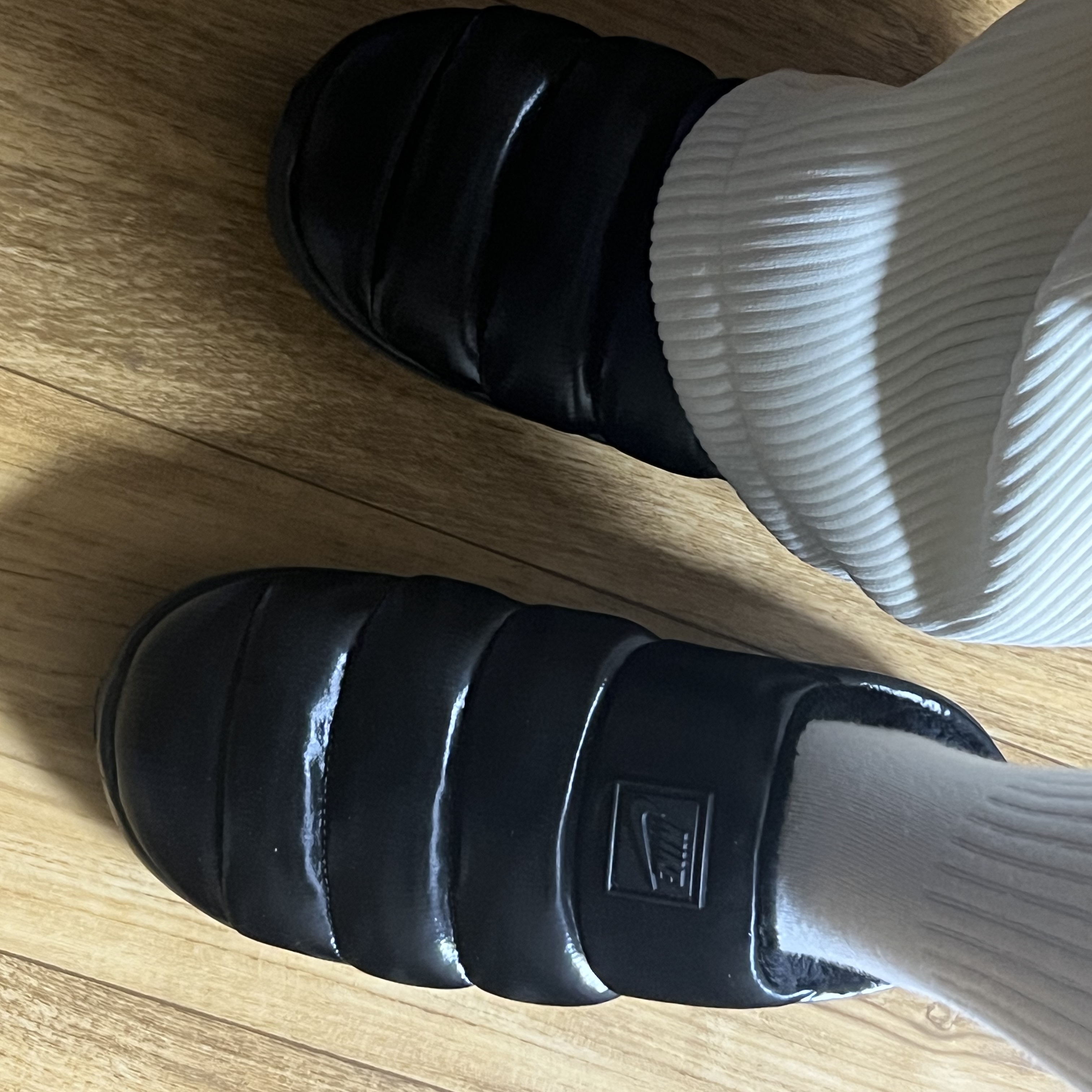 (W) Nike Burrow SE Slippers Black 착용 스타일 - 2