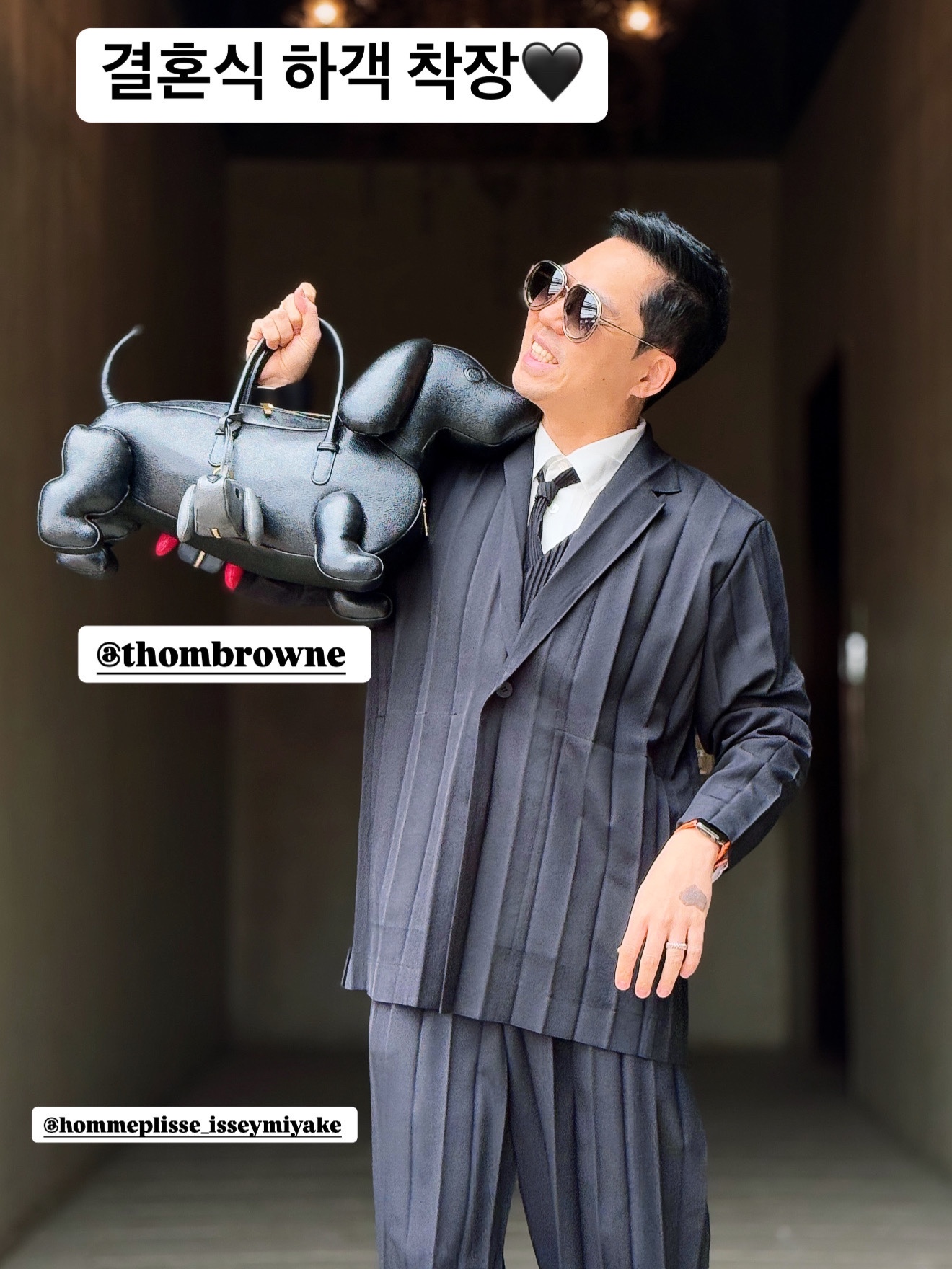 Thom Browne Hector Pebbled Leather Bag Black, Homme Plisse Issey Miyake Edge Ensemble Jacket Navy 착용 스타일