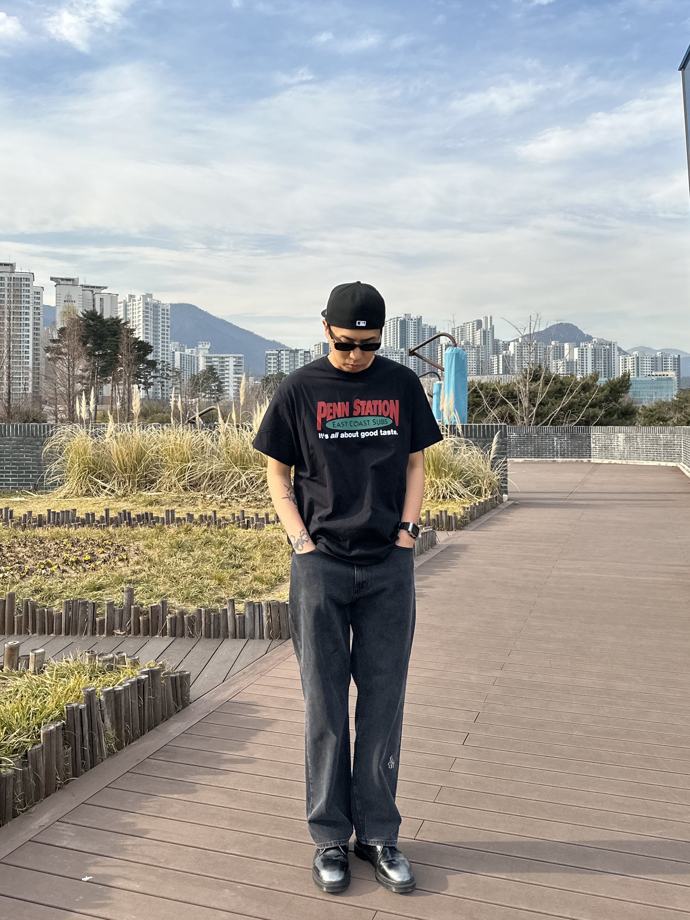 Gildan X American Collection PENN STATION T-Shirt Black 착용 스타일 - 2