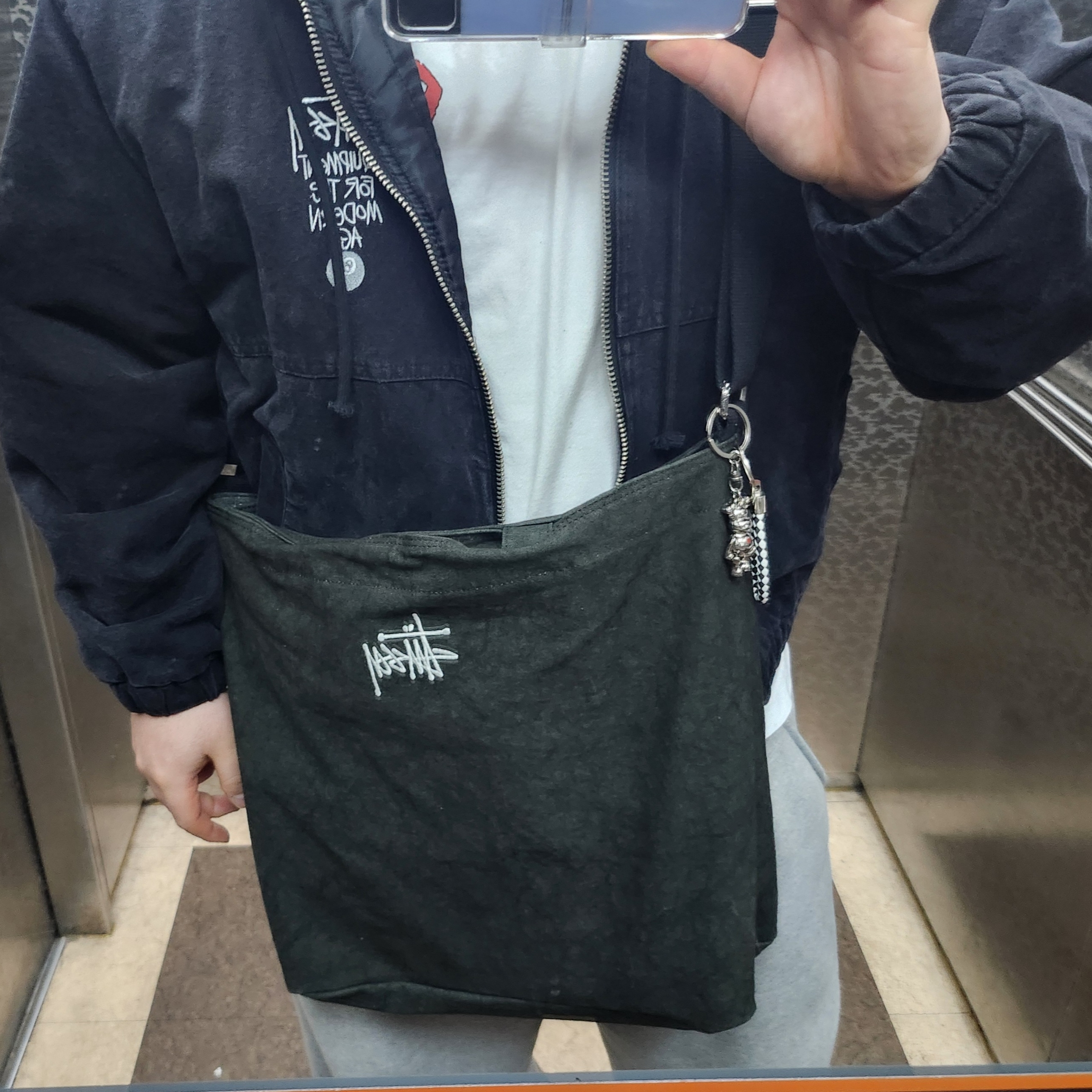 Stussy Canvas Crossbody Bag Washed Black 착용 스타일