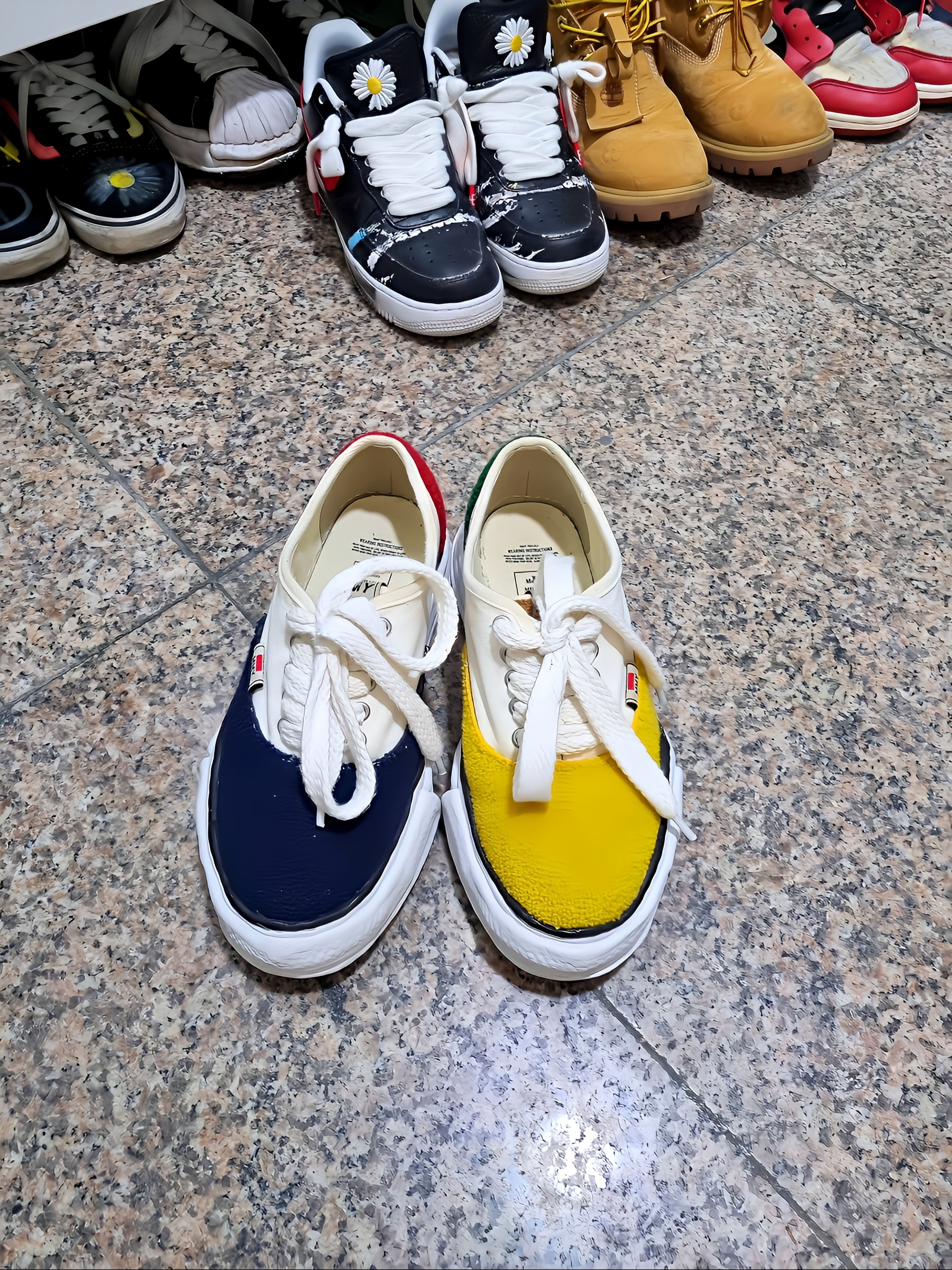 메종 미하라 야스히로 베이커 캔버스 로우탑 스니커즈 멀티, 셀린느 코듀로이 테디 자켓 블랙 착용 스타일 - 2
