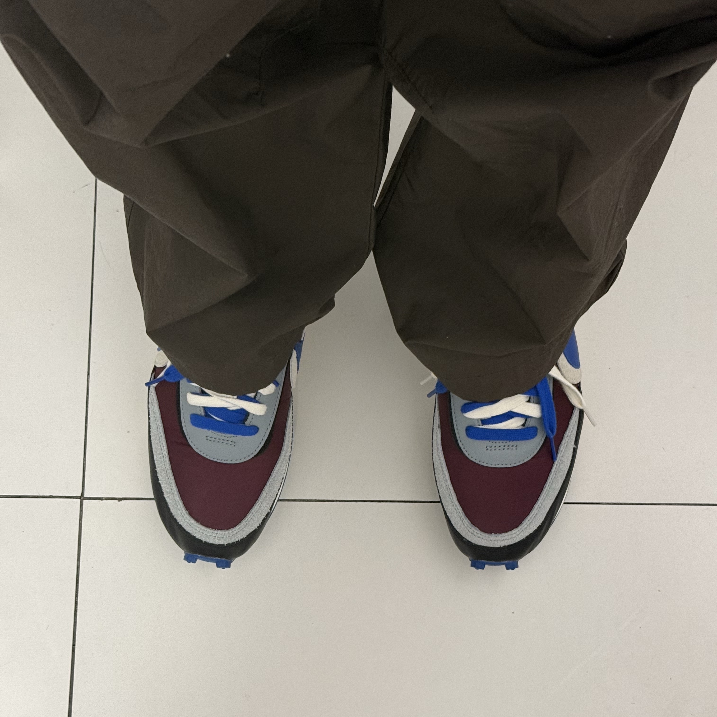 Nike x Sacai x Undercover LDWaffle Night Maroon Team Royal 착용 스타일