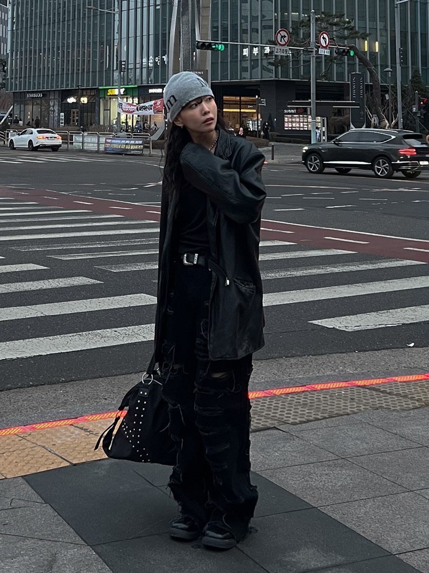 Matin Kim Logo Jacquard Short Beanie Grey 착용 스타일 - 1