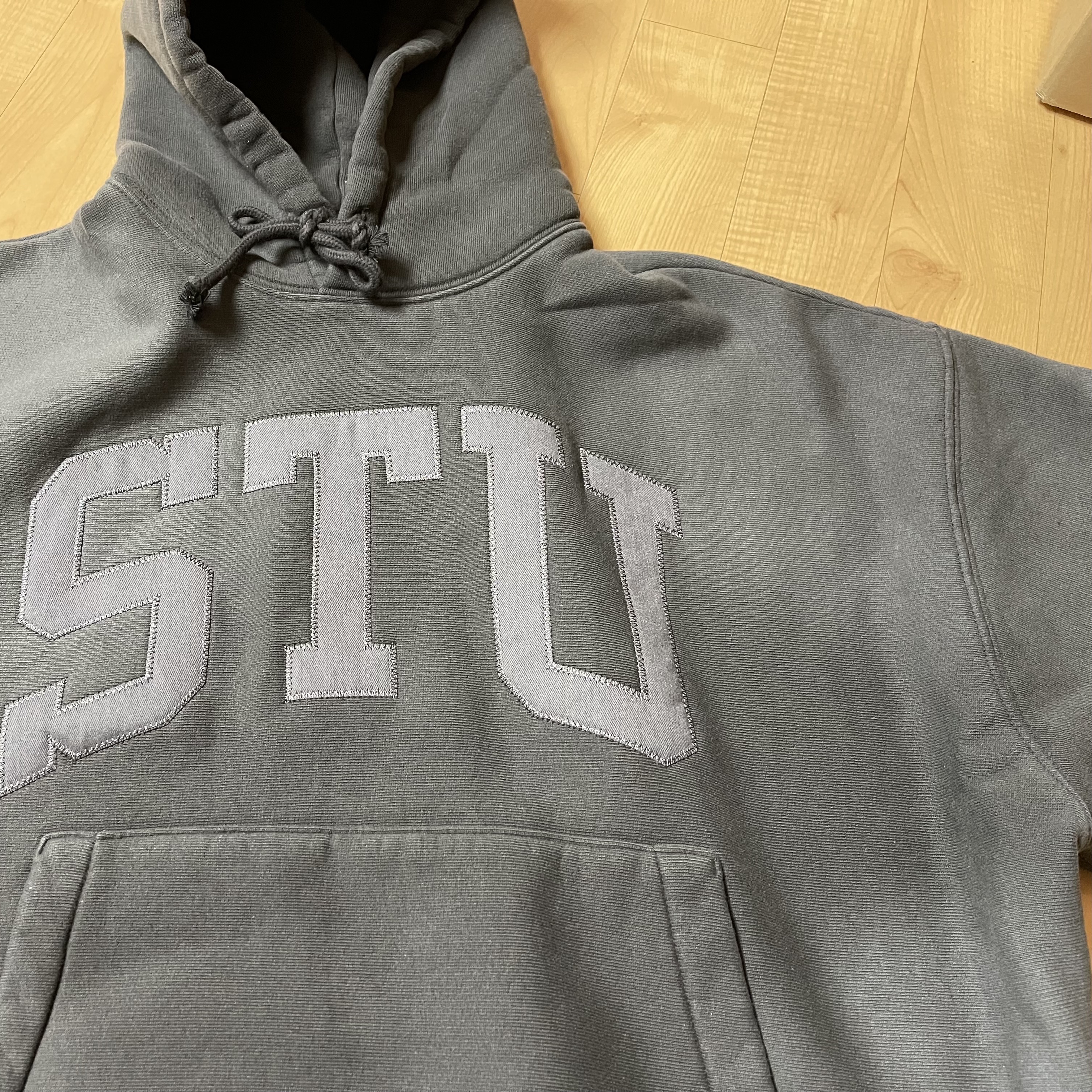 Stussy Stu Applique Hoodie Black 착용 스타일
