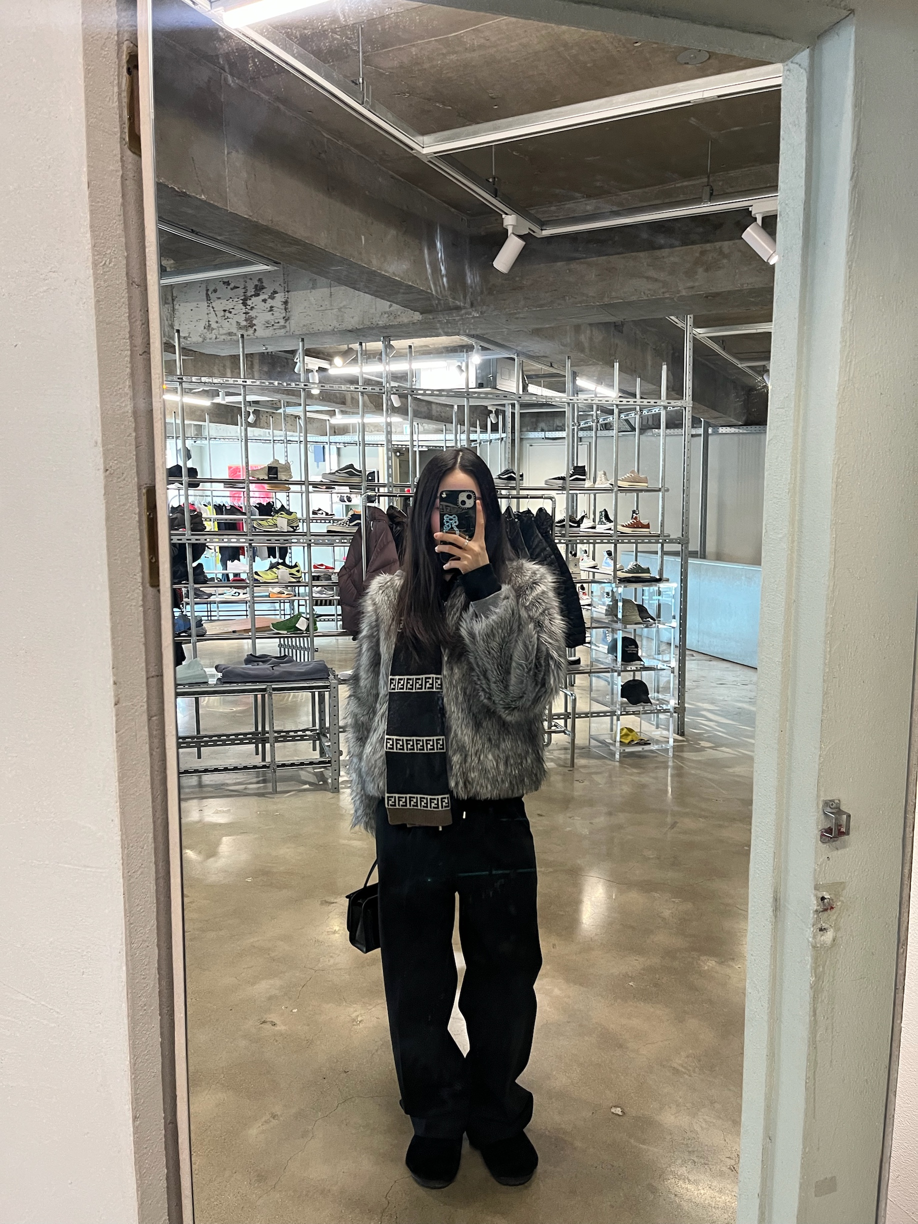 Crocs Classic Fur Sure Clog Black 착용 스타일